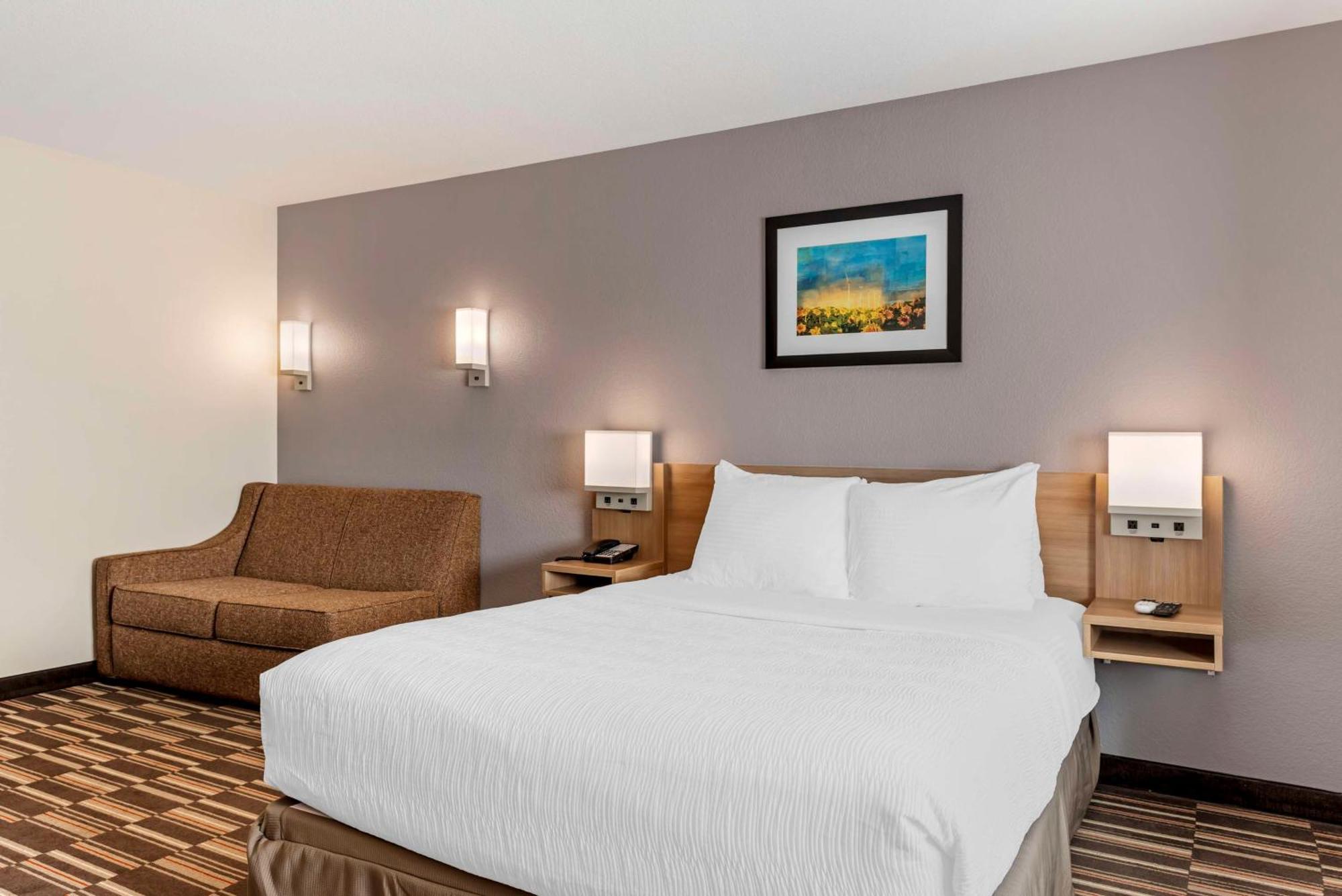 Queen Suite with Sofa Bed and Bathtub - Disability Access