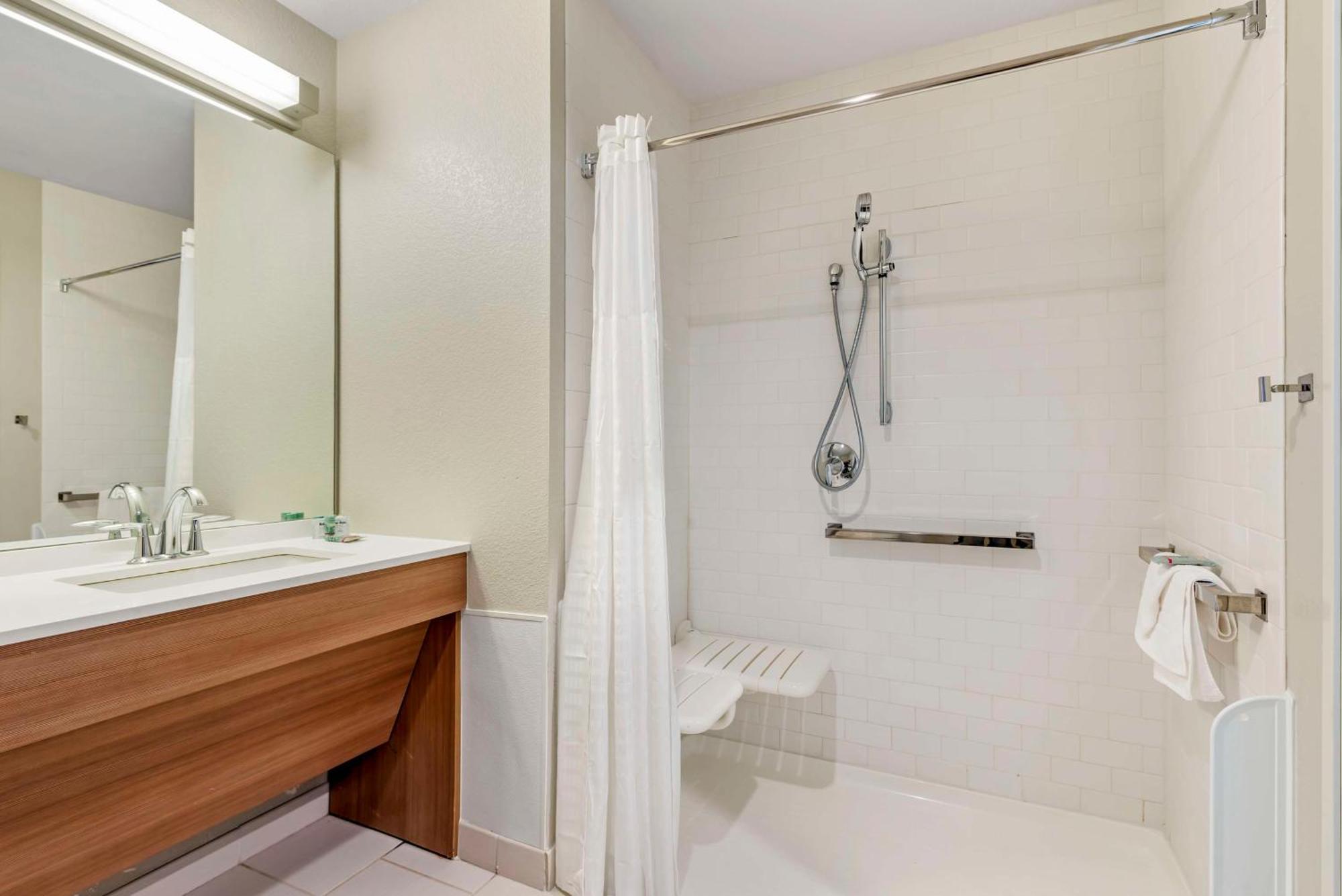Queen Room with Sofa Bed and Roll-In Shower - Disability Access