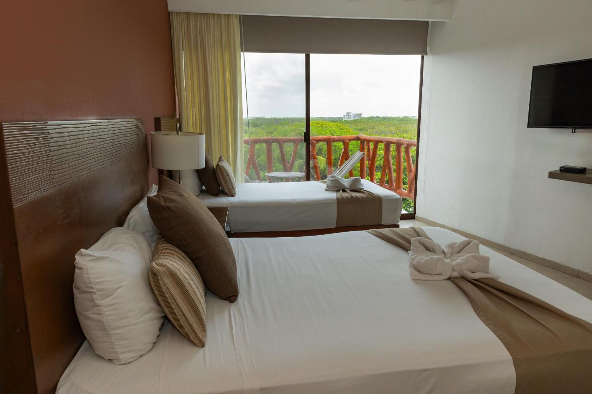 Triple Sunset View With Queen & Single Bed