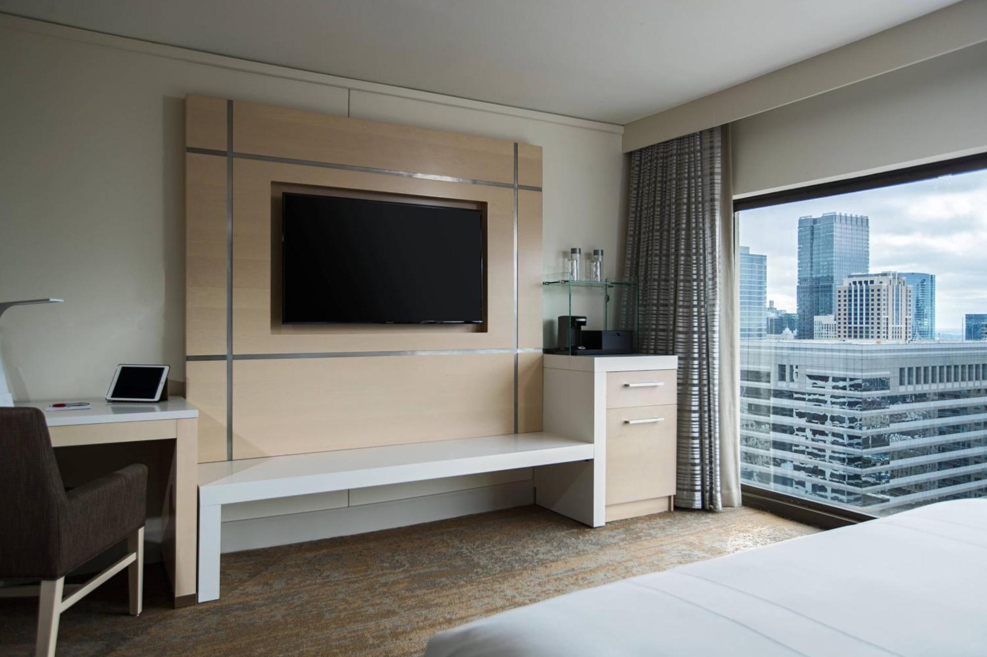 Guest room, 1 King, City view, High floor