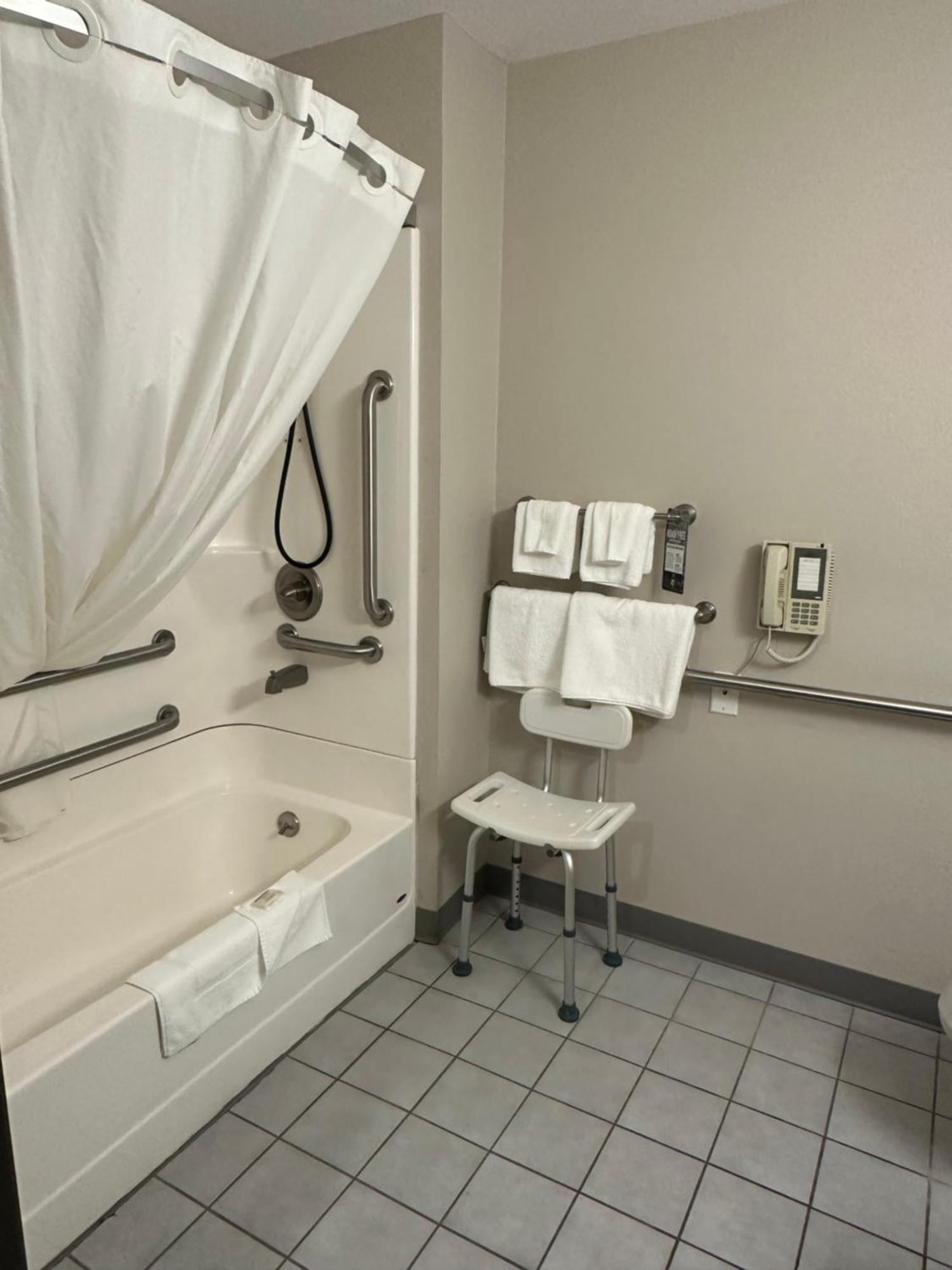 Queen Room - Mobility Access/Non-Smoking