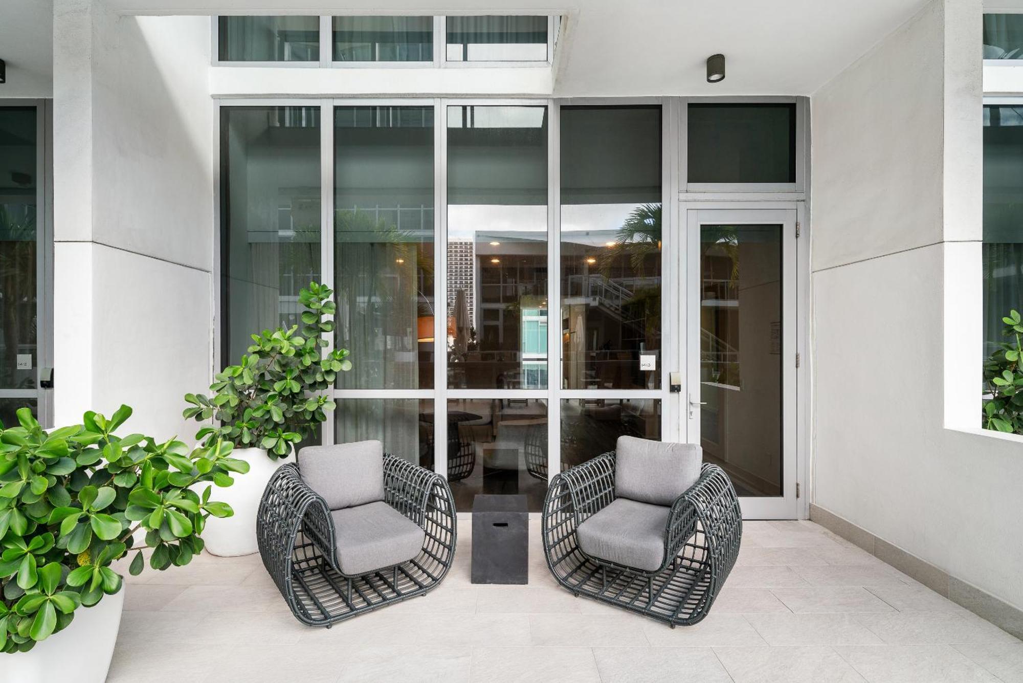 Chambre Lit King-Size avec Terrasse - Vue sur Piscine