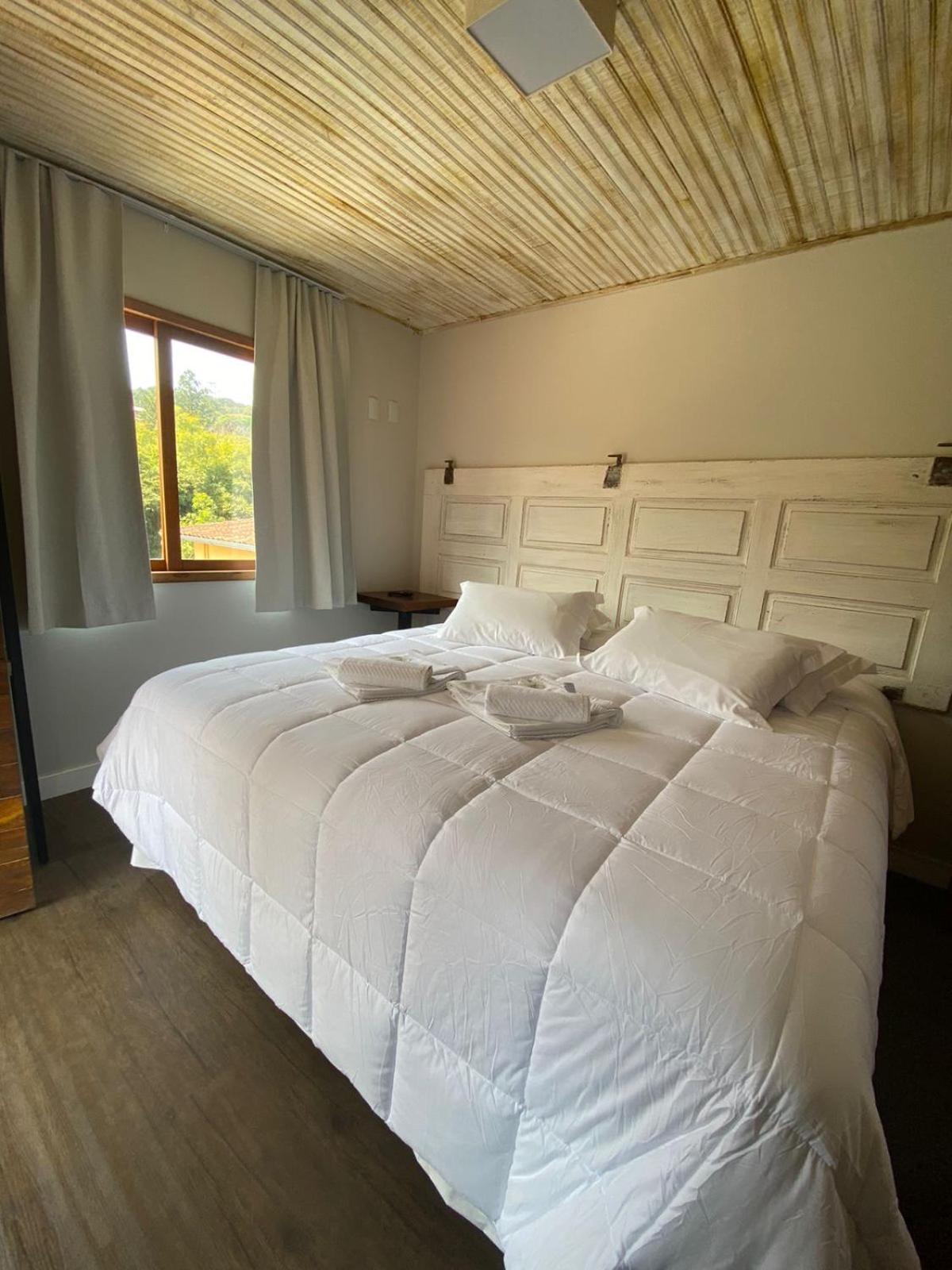 Suíte com Cama King-size e Vista da Piscina