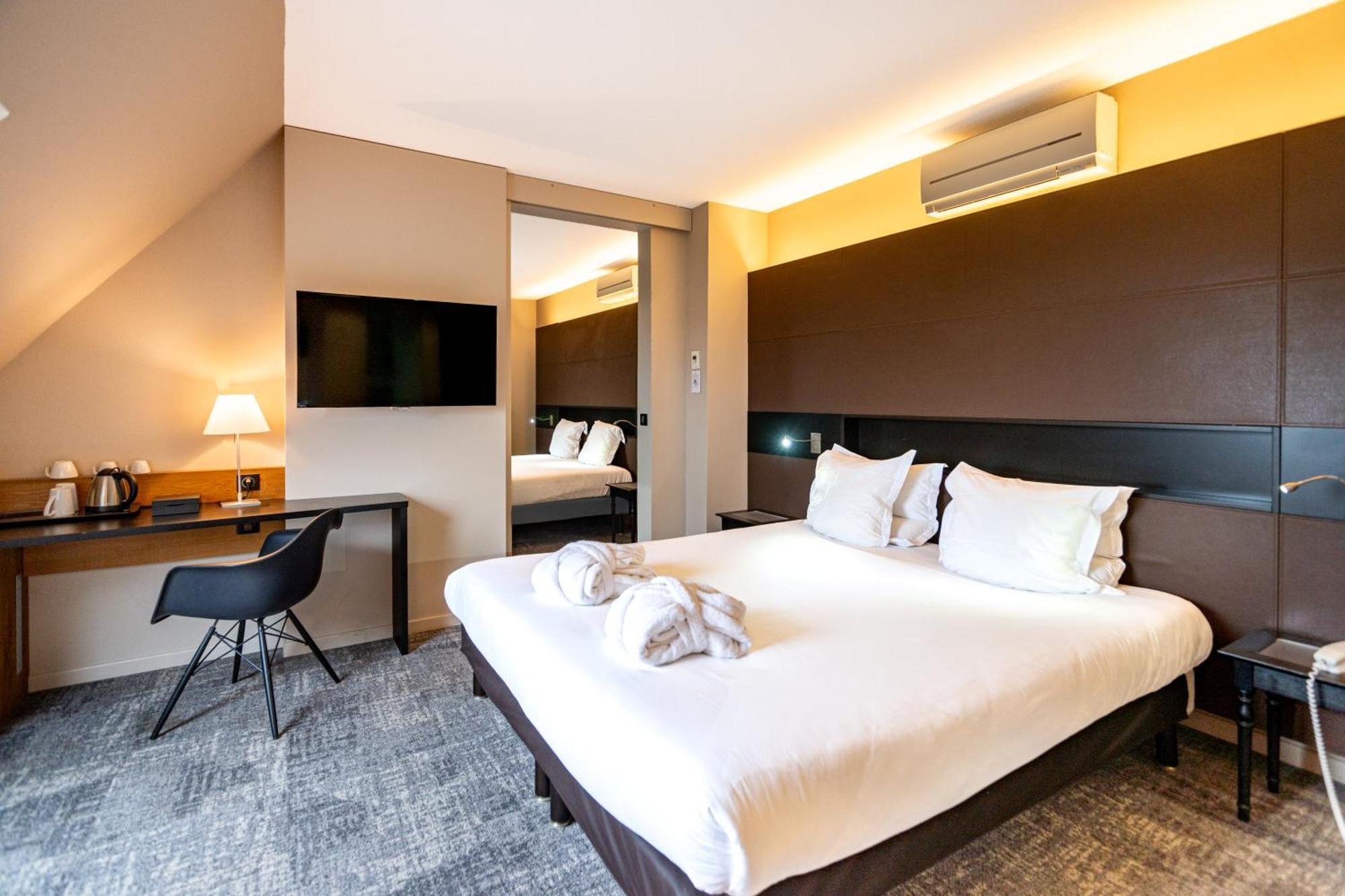 Family Room One Queen Bed Two Single Beds Non-Smoking,1739372407:JPEG