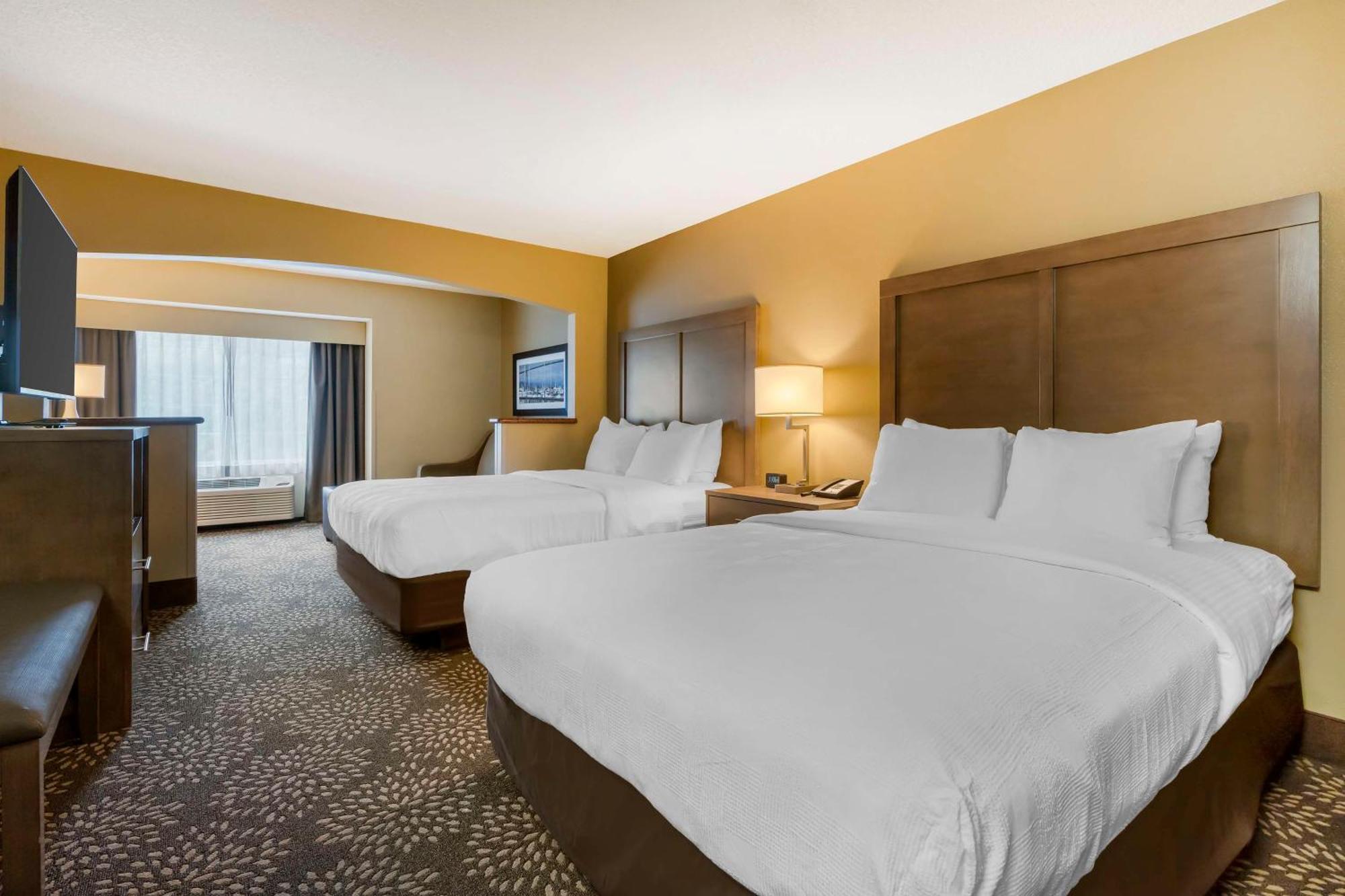 Queen Suite with Two Queen Beds and Sofa Bed - Non-Smoking