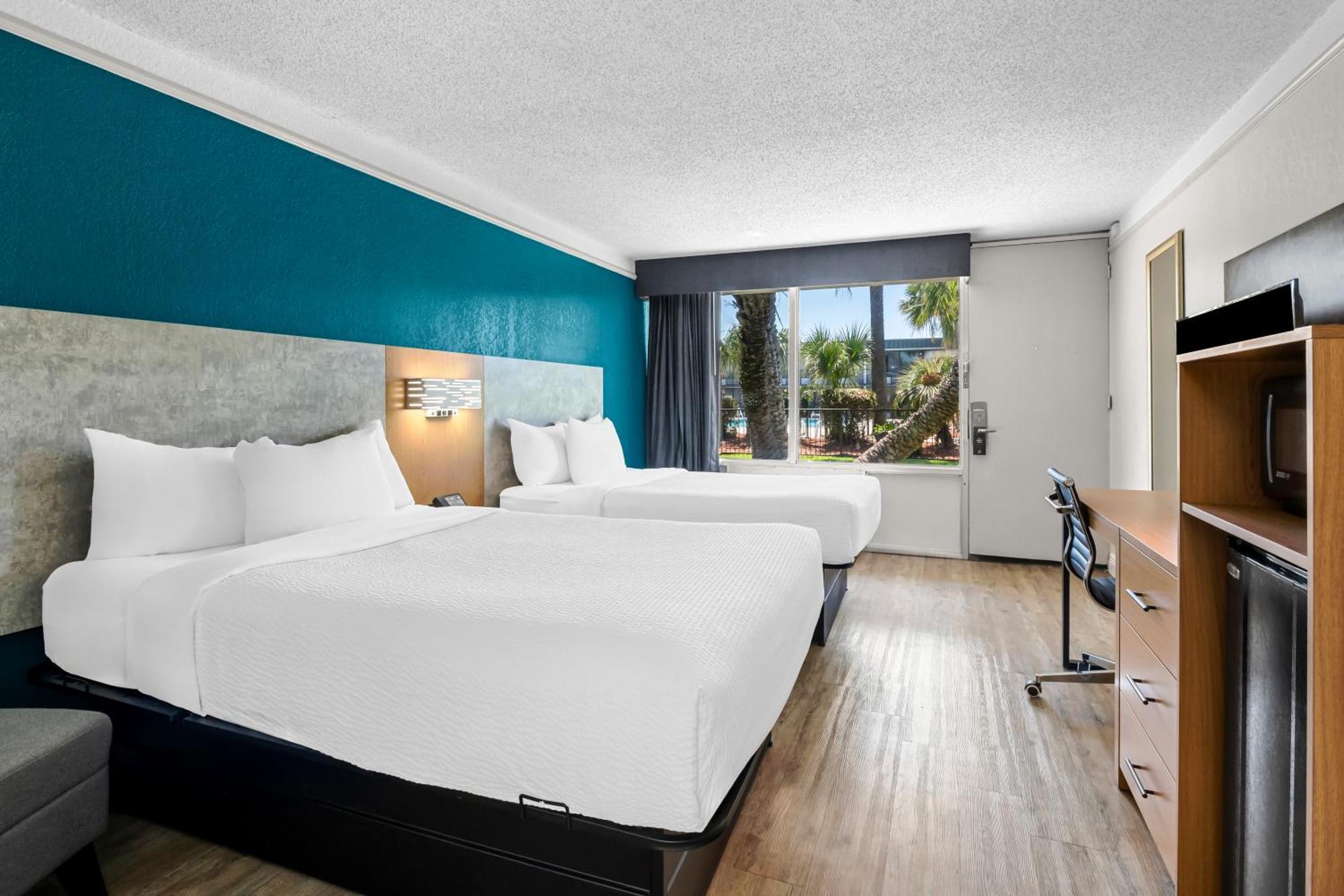 King Room with Pool View - Non Smoking/Pet Friendly