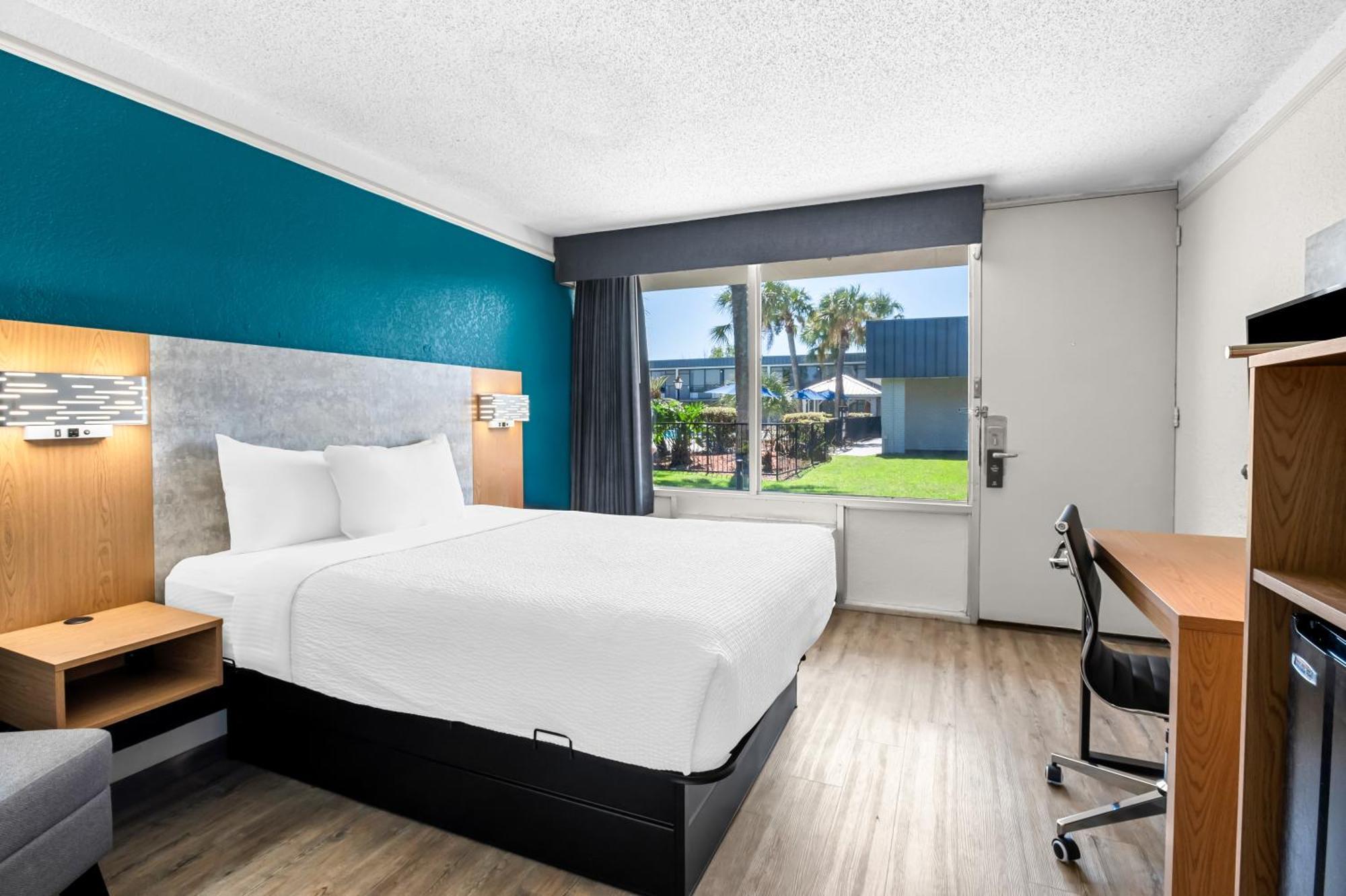 Queen Room with Pool View - Disability Access/Non Smoking