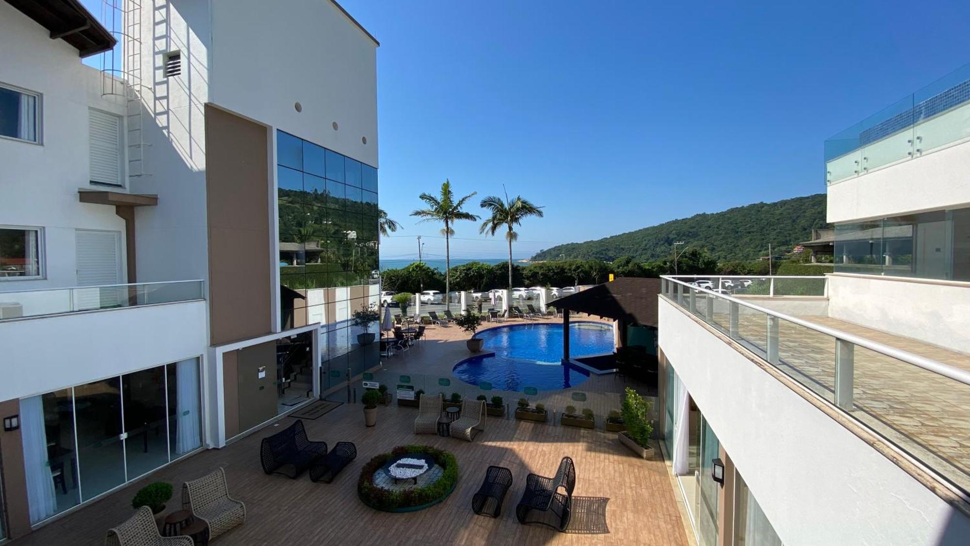 Suíte com Vista da Piscina e Varanda