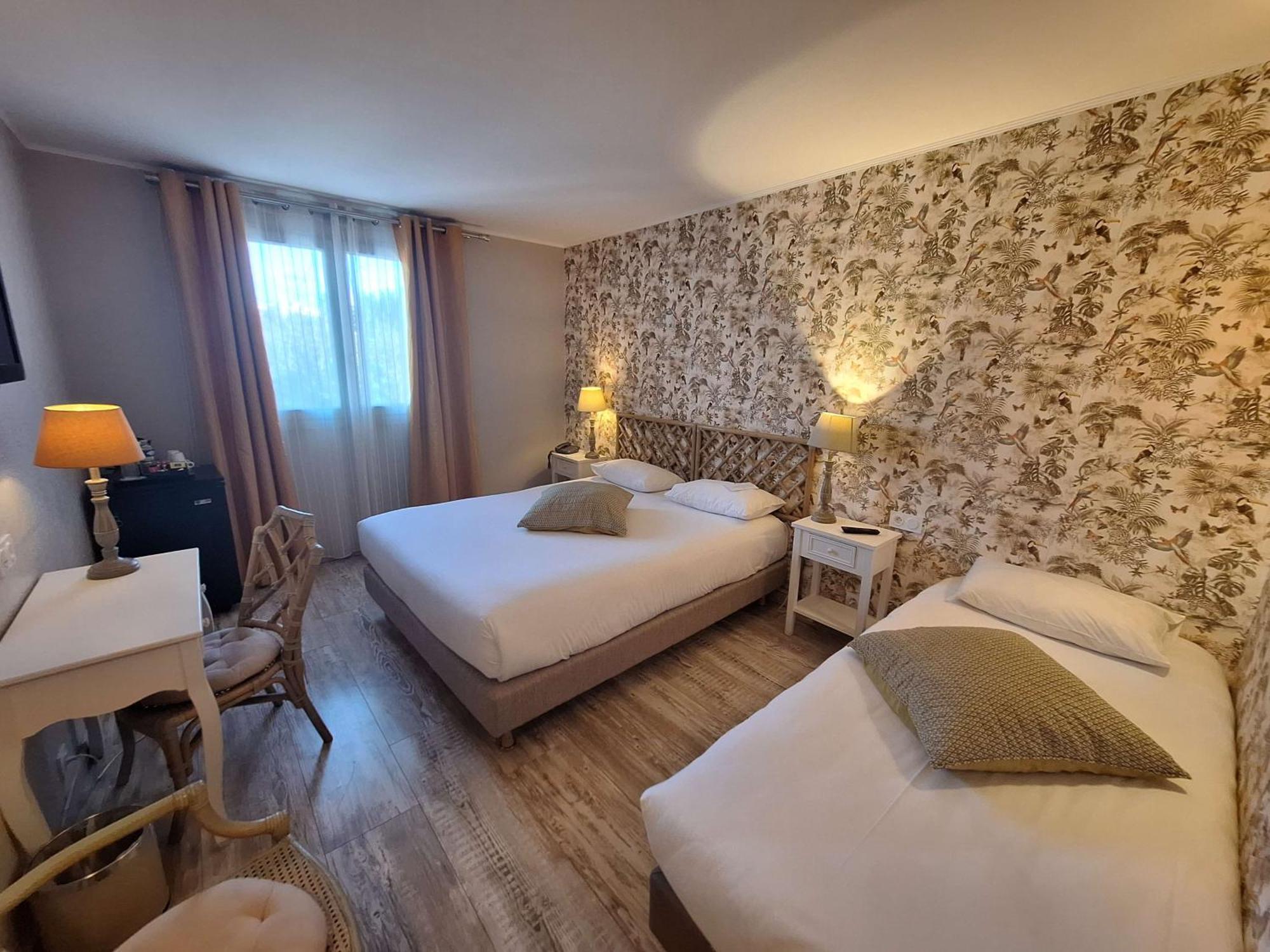 Chambre Familiale avec 1 Lit Queen-Size et 1 Lit Simple - Non-Fumeurs