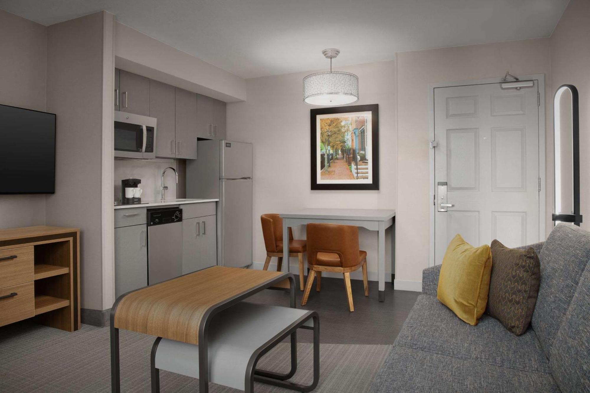 One-Bedroom King Suite with Large Tub - Non-Smoking