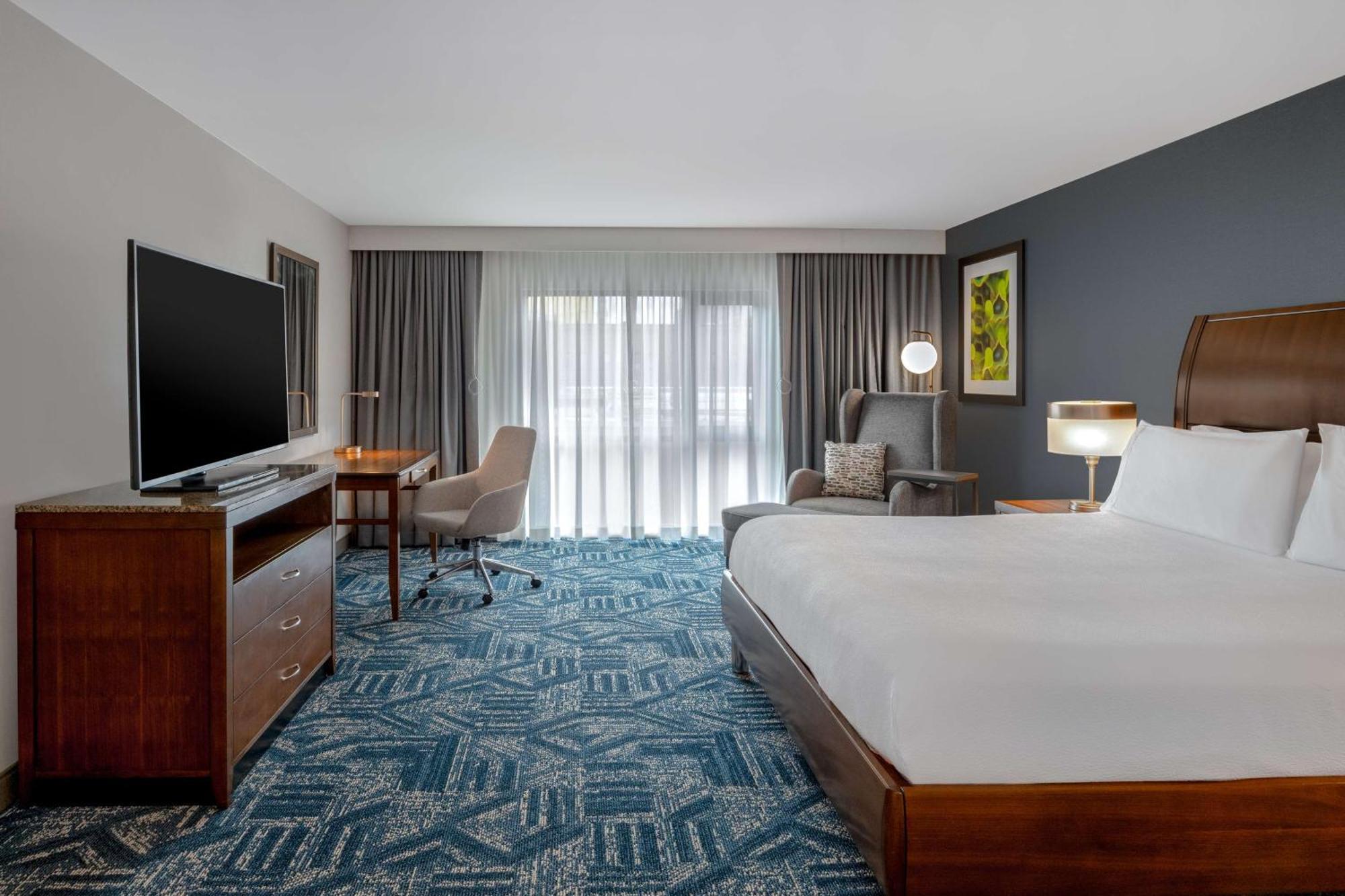 King Room with Accessible Tub - Mobility Access