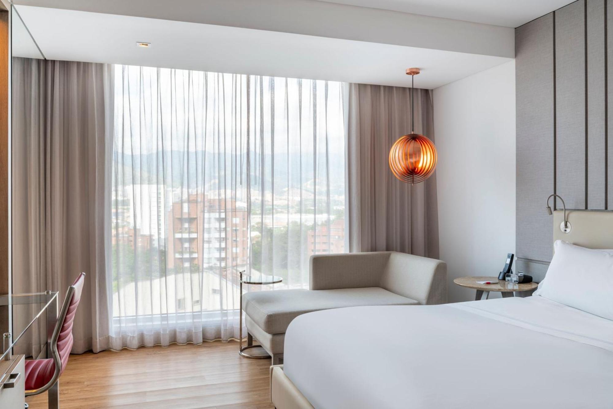 Concierge lounge access, Executive Suite, 1 King, High floor