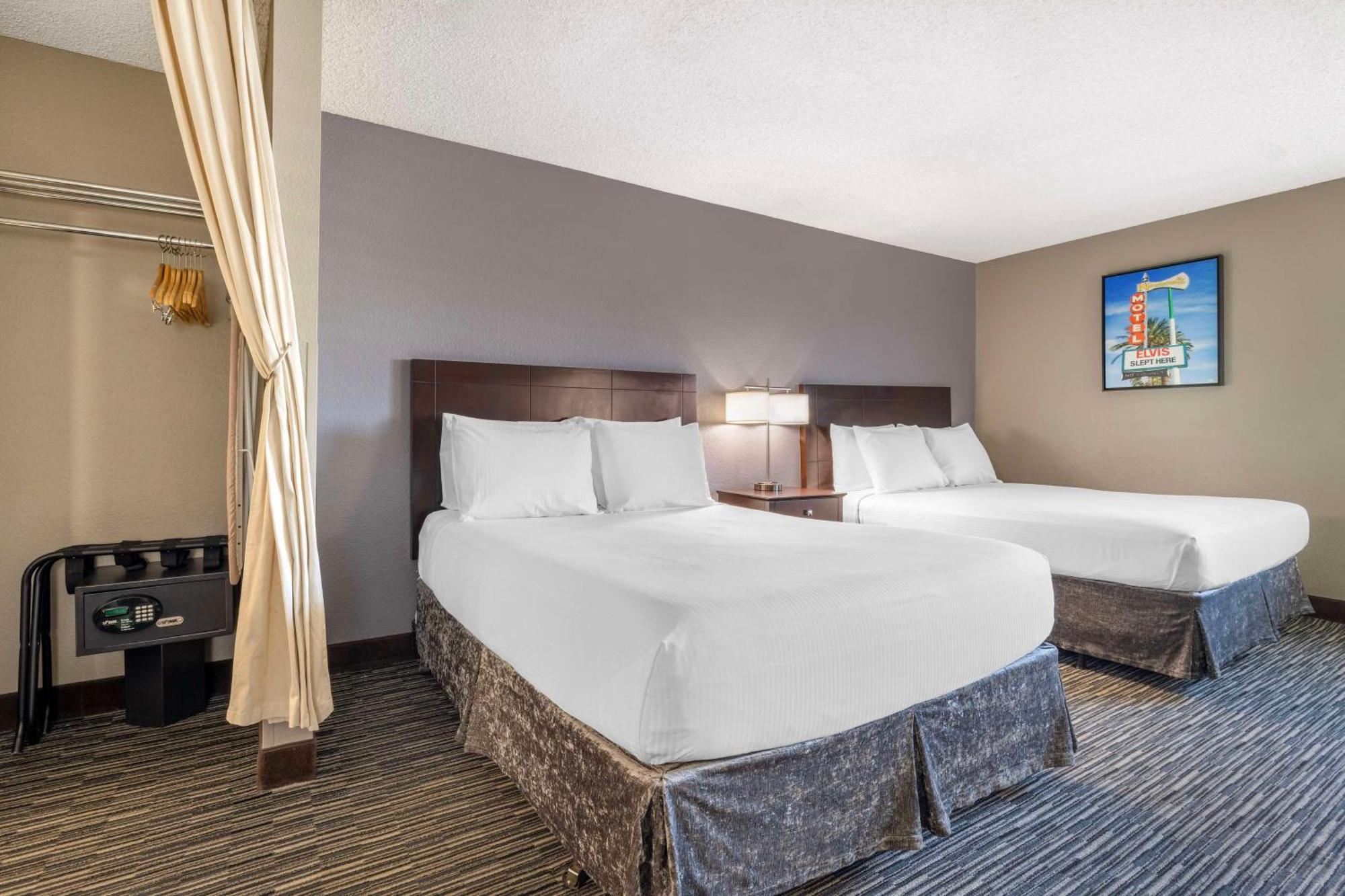 Suite mit 1 Schlafzimmer mit Queensize-Bett und Schlafsofa.