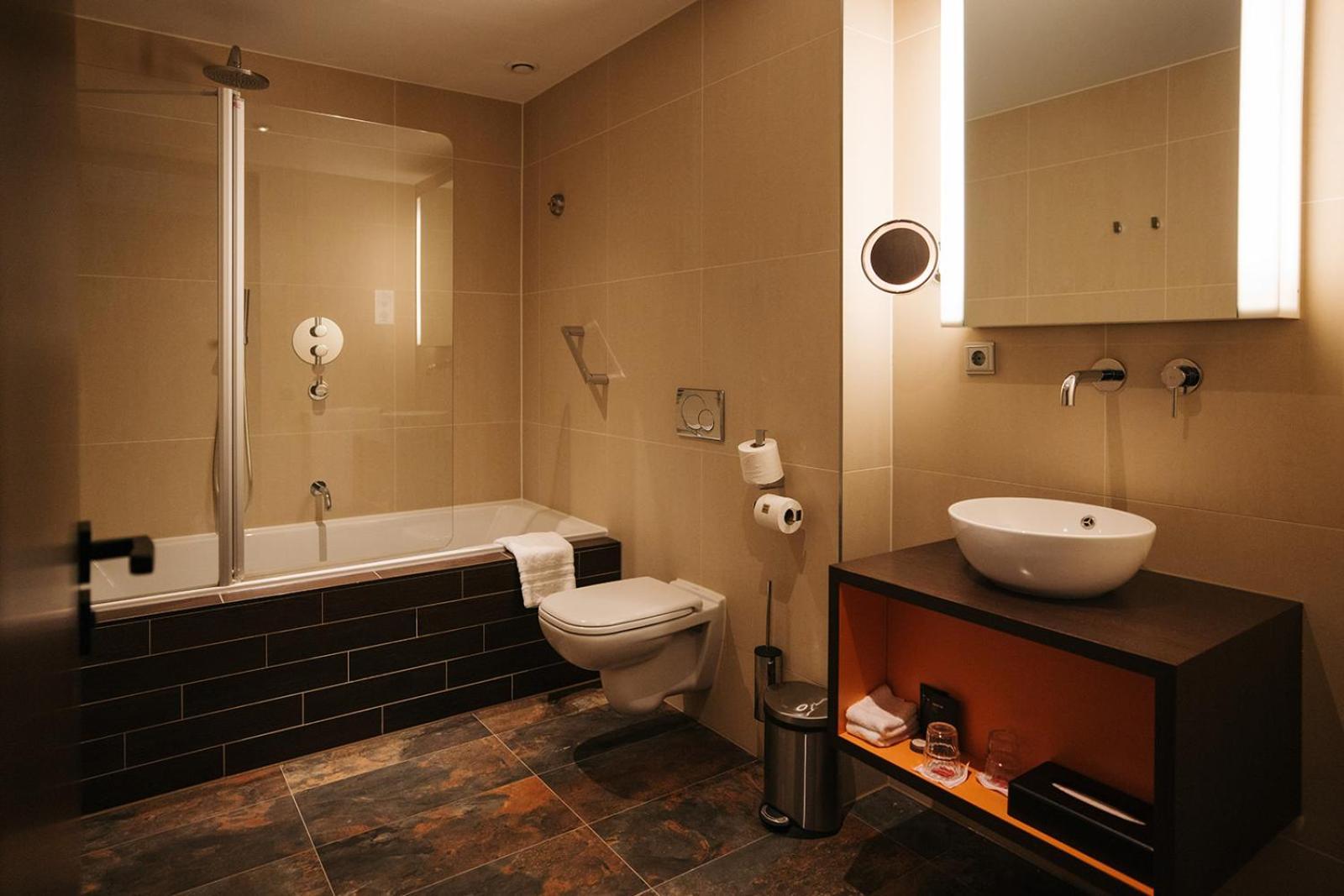 Executive Suite,1624754038:JPEG