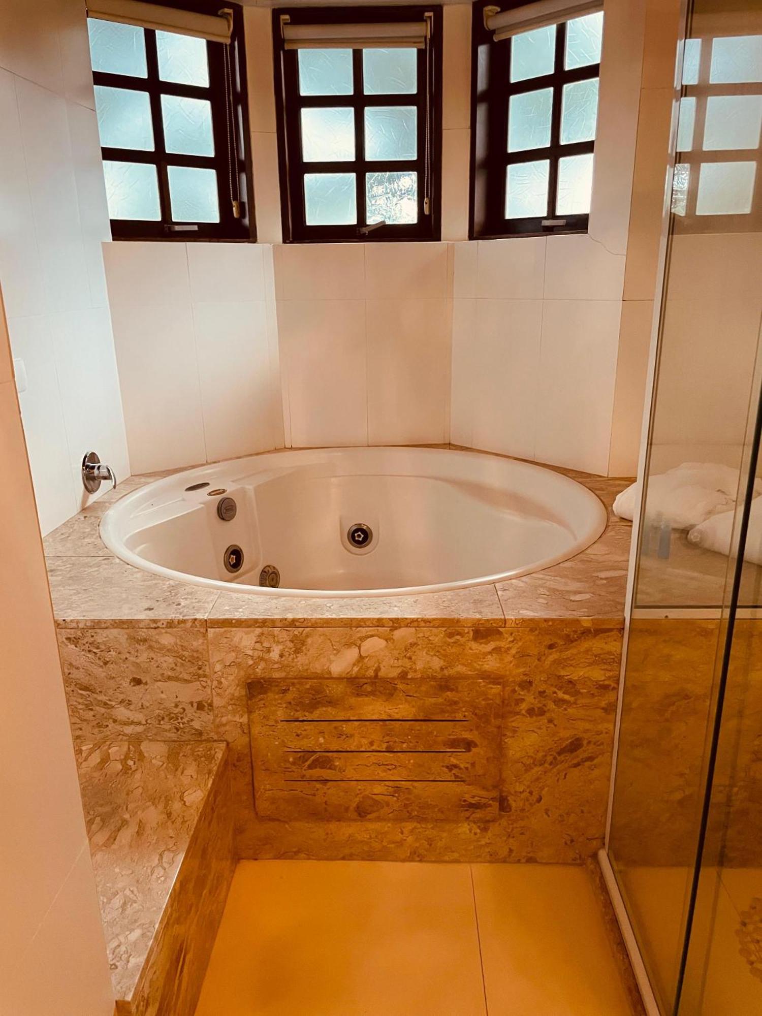 Suíte com Cama King-size e Banheira de Hidromassagem