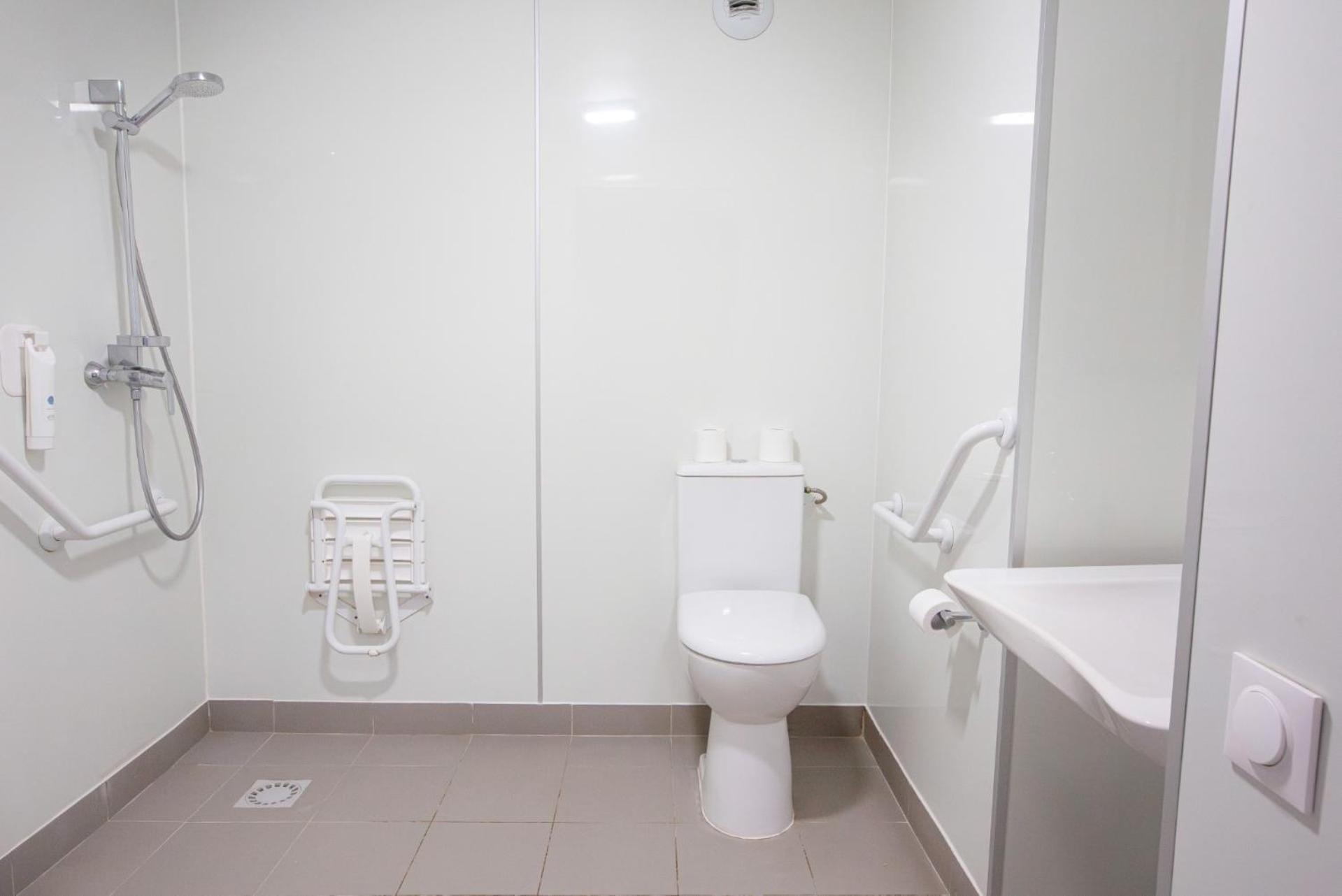 Chambre Triple - Accessible aux Personnes à Mobilité Réduite