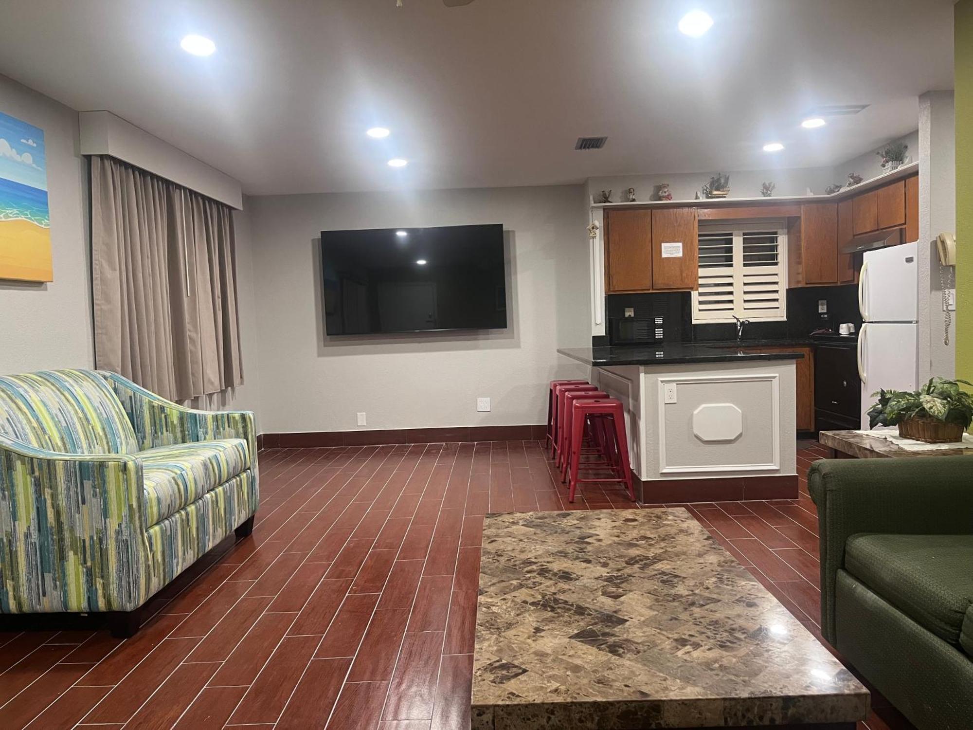 Two-Bedroom Family Suite Two Queen Beds Non-Smoking,1627934476:JPEG