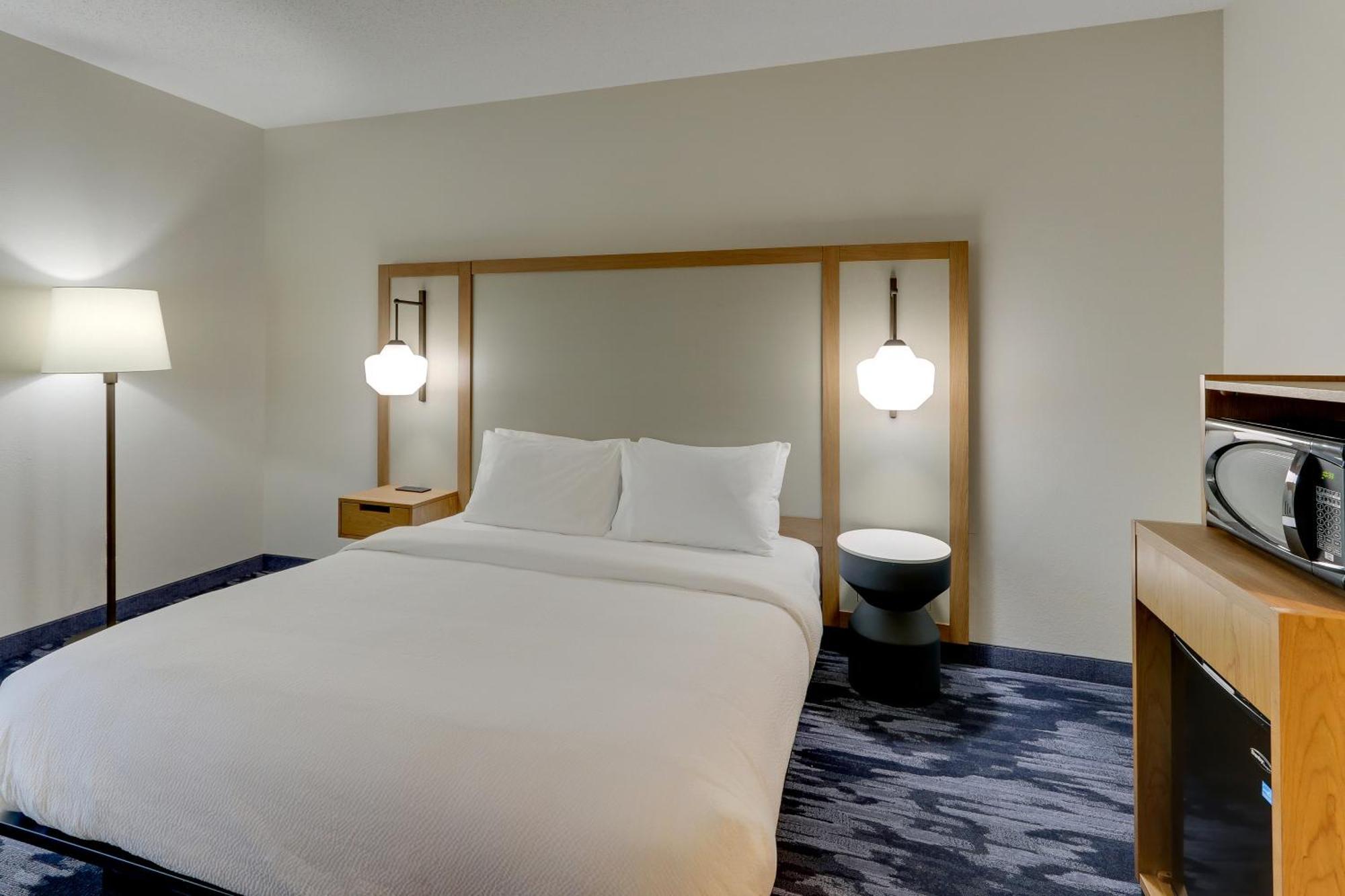 King Room with Adapted Tub - Mobility Accessible,1627937677:JPEG