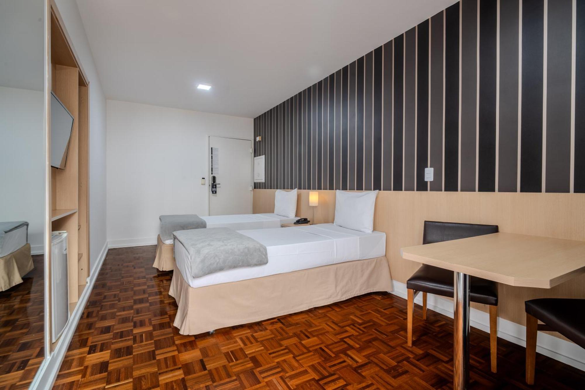 Quarto com Cama de Casal ou 2 de Solteiro