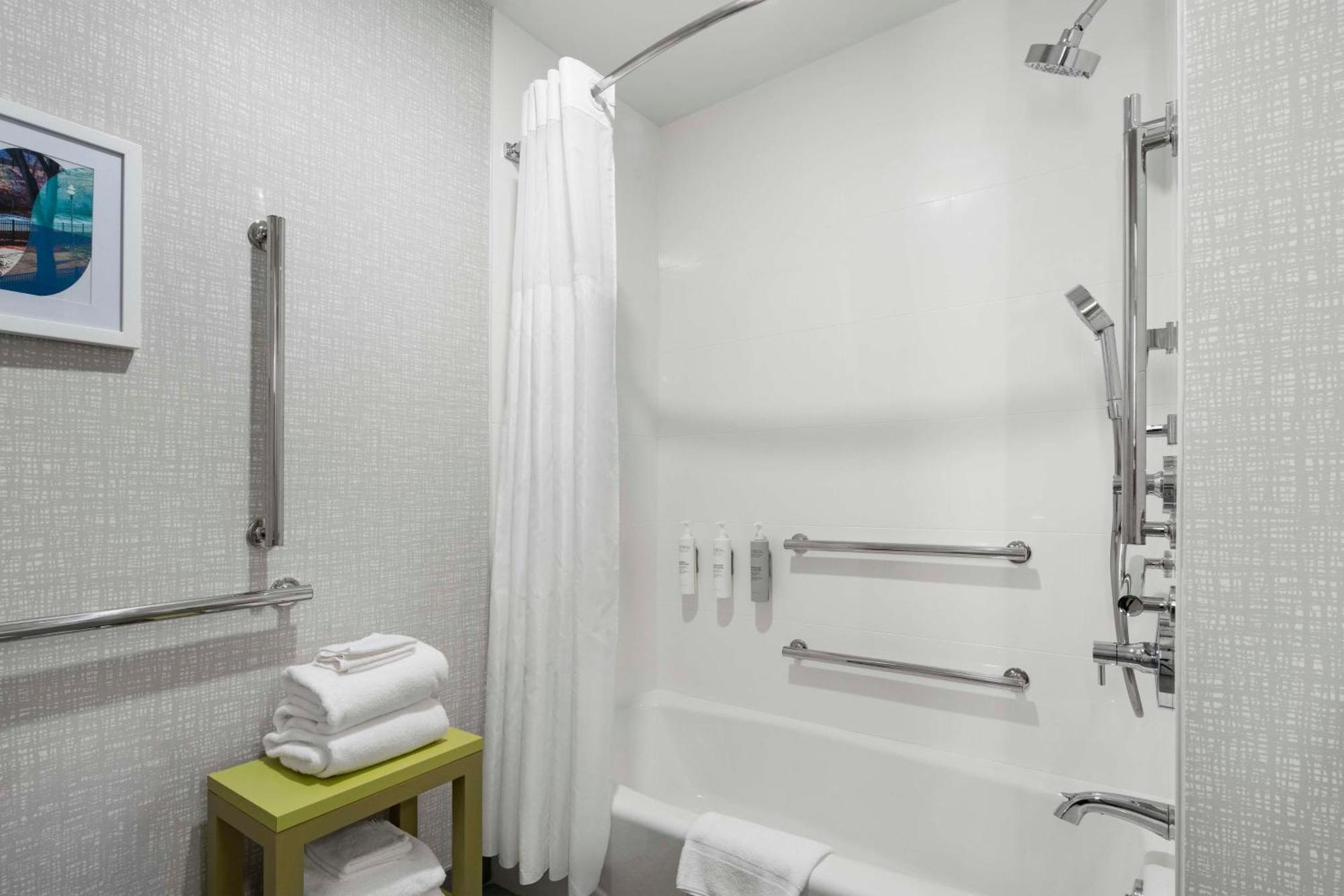 Queen Room with Two Queen Beds - Mobility Access/Non-Smoking