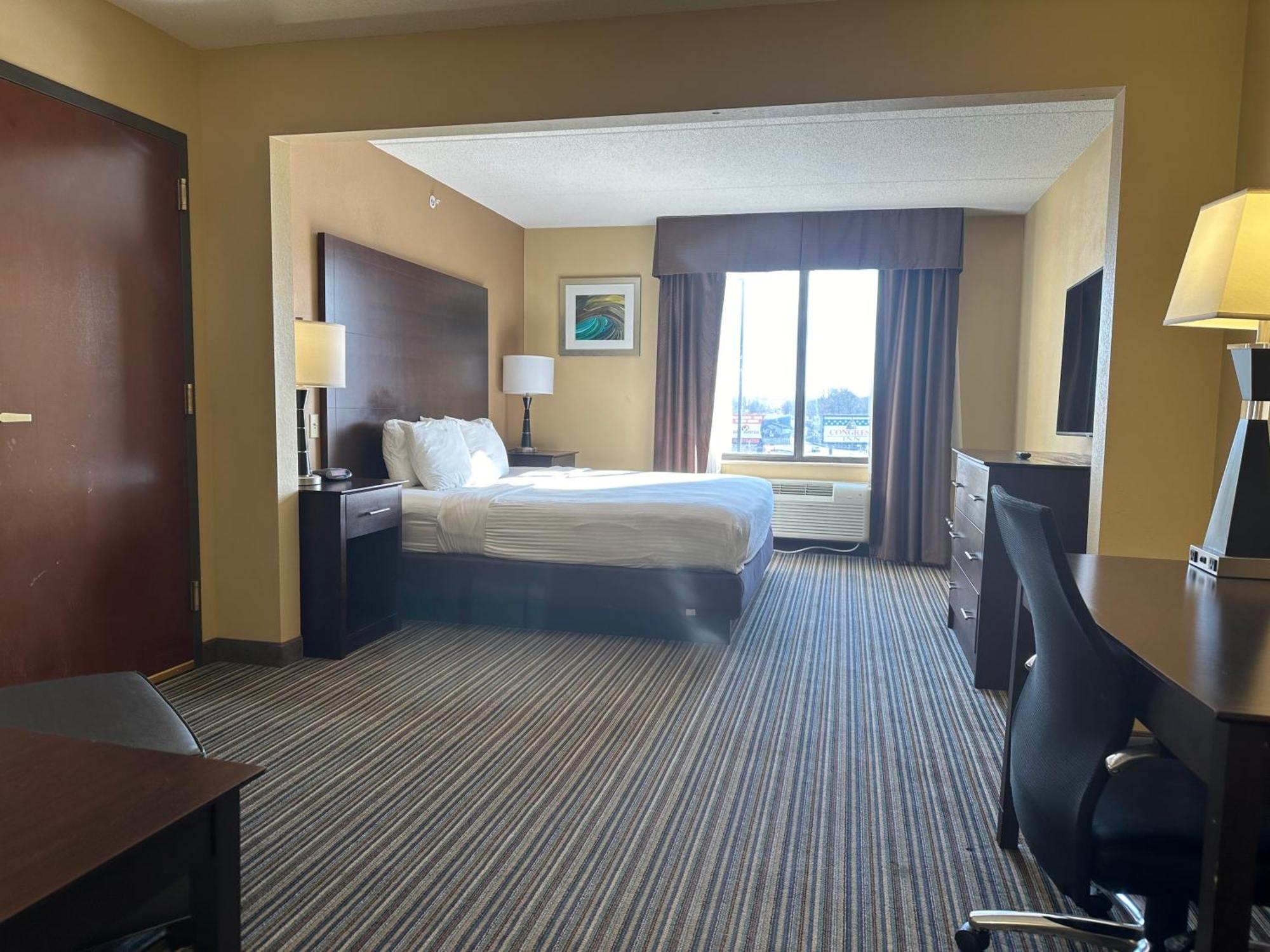 King Room with Roll In Shower - Mobility/Hearing Accessible - Non-Smoking