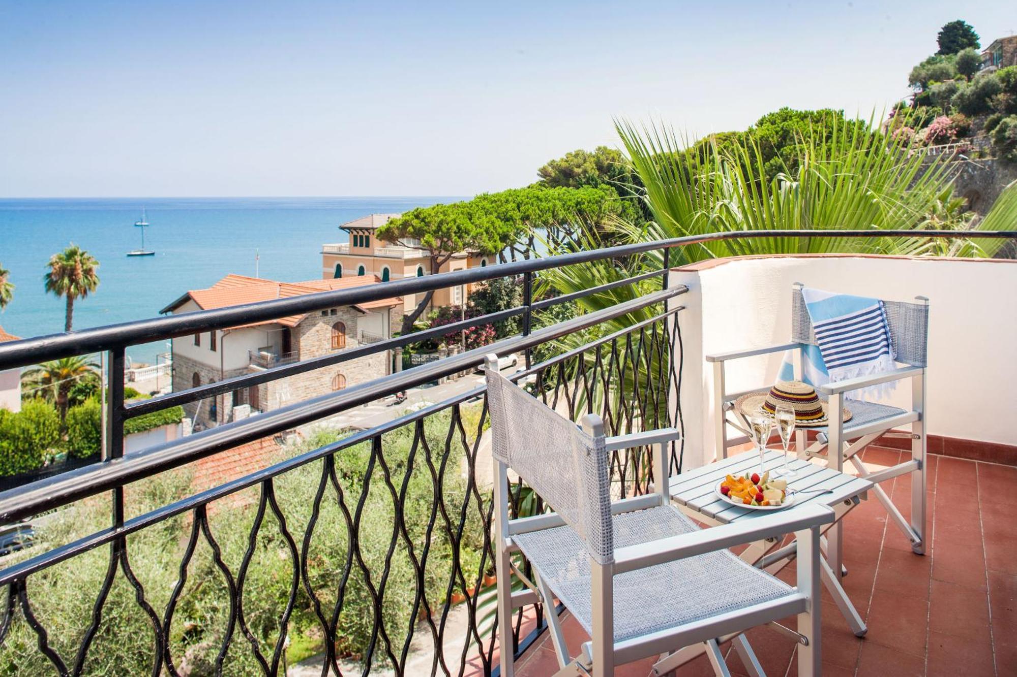 Camera Matrimoniale Superior con Balcone e Vista Mare