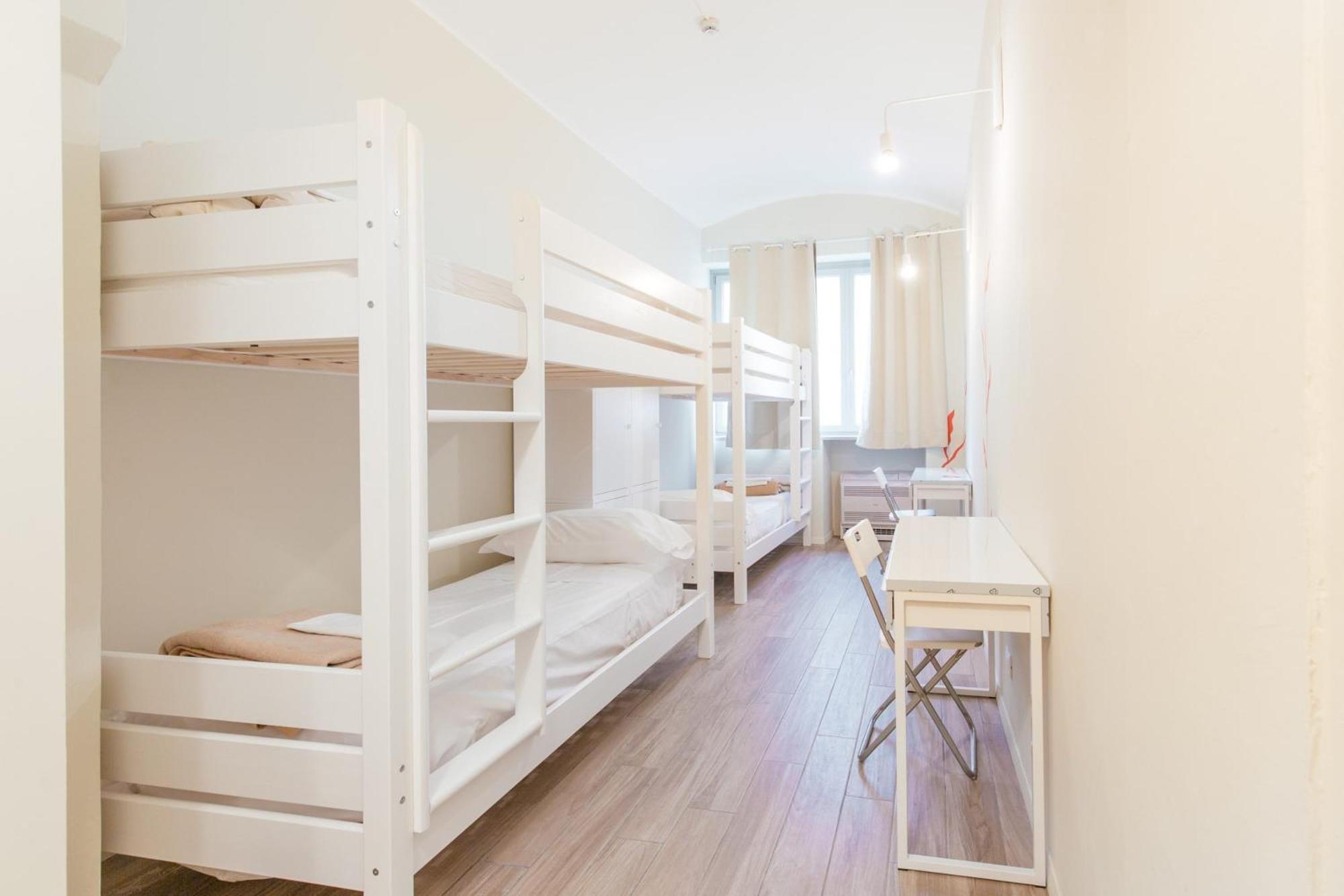 Posto Letto in Dormitorio Misto con 4 Letti