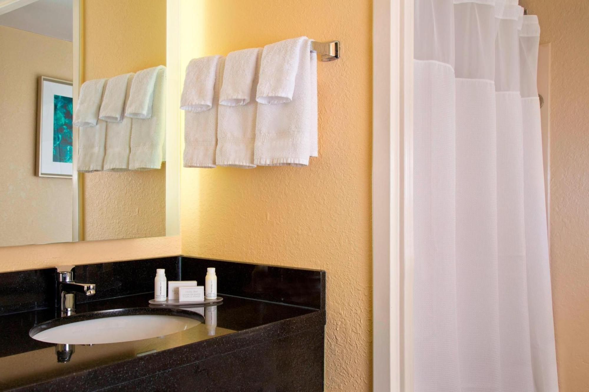 Chambre Double avec 2 Lits Doubles et Baignoire Adaptée aux Personnes à Mobilité Réduite et Malentendantes