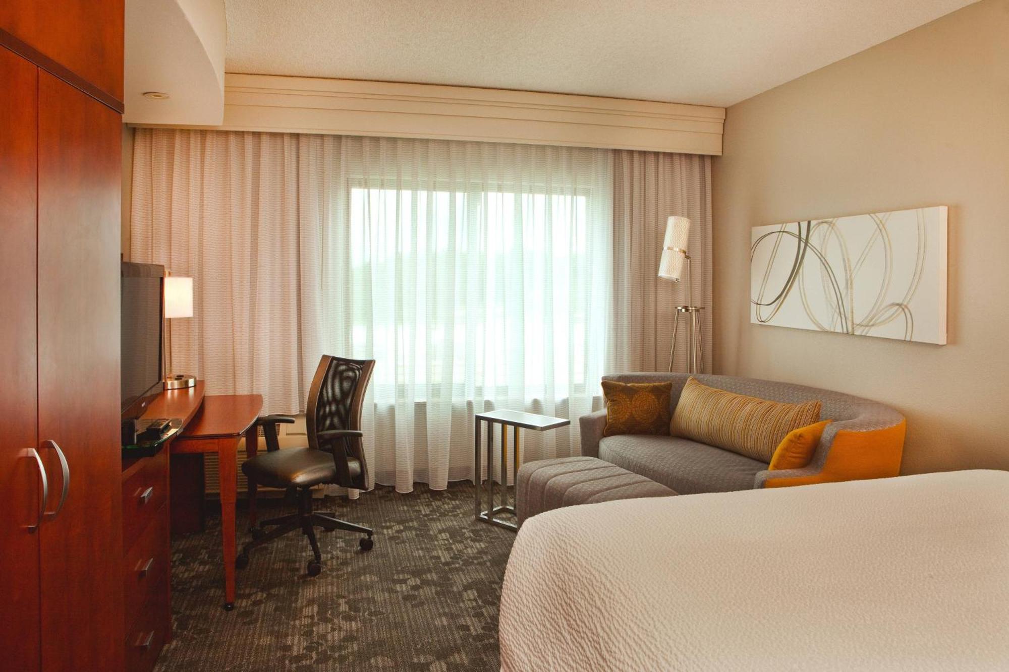 King Room with Roll-In Shower - Mobility Access/Hearing Accessible