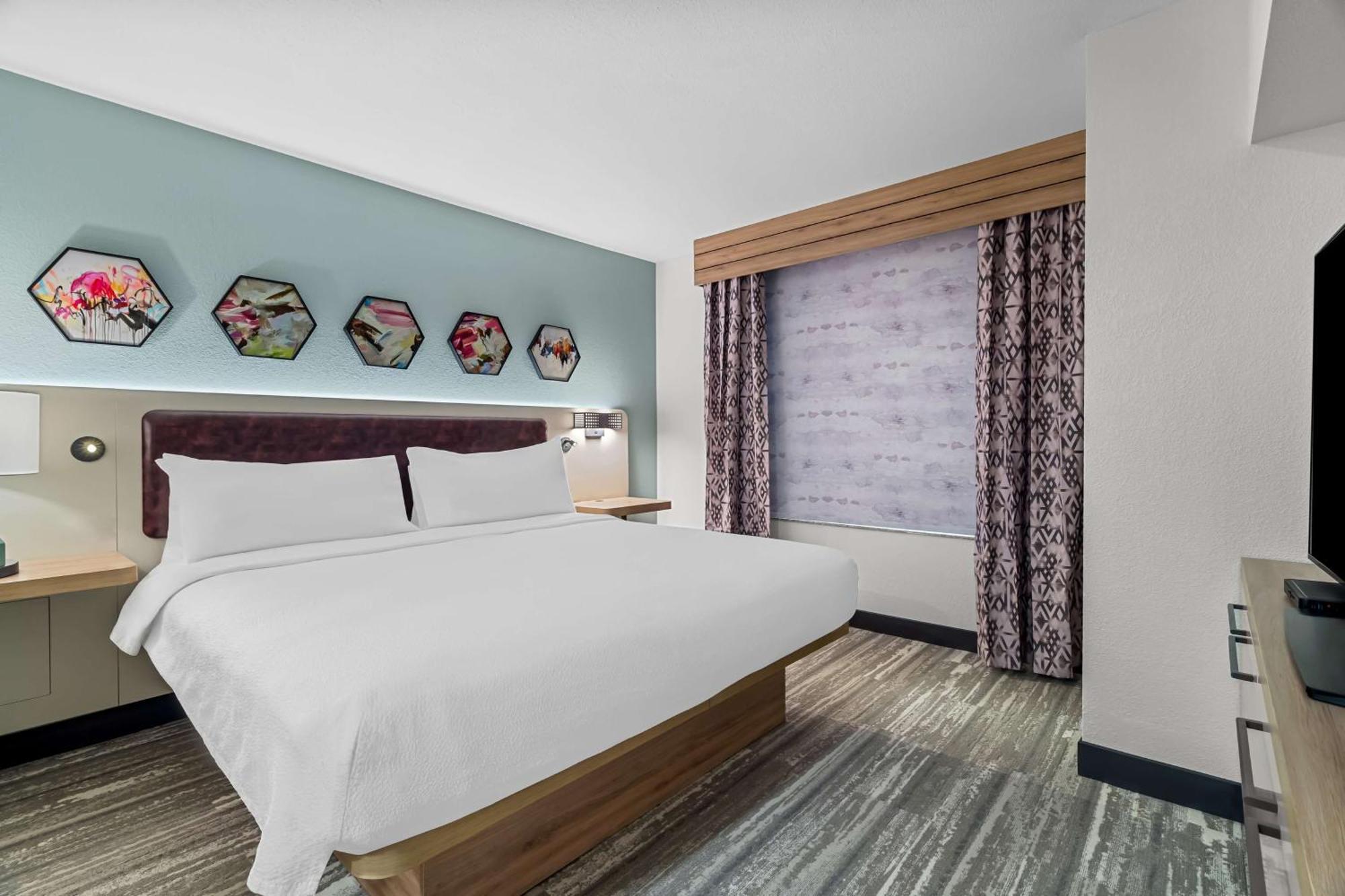 King Room with Bath Tub - Mobility Access