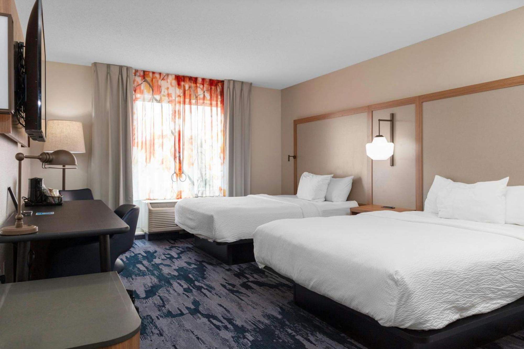 Queen Room Two Queen Beds Bathtub Mobility Access,1632239030:JPEG