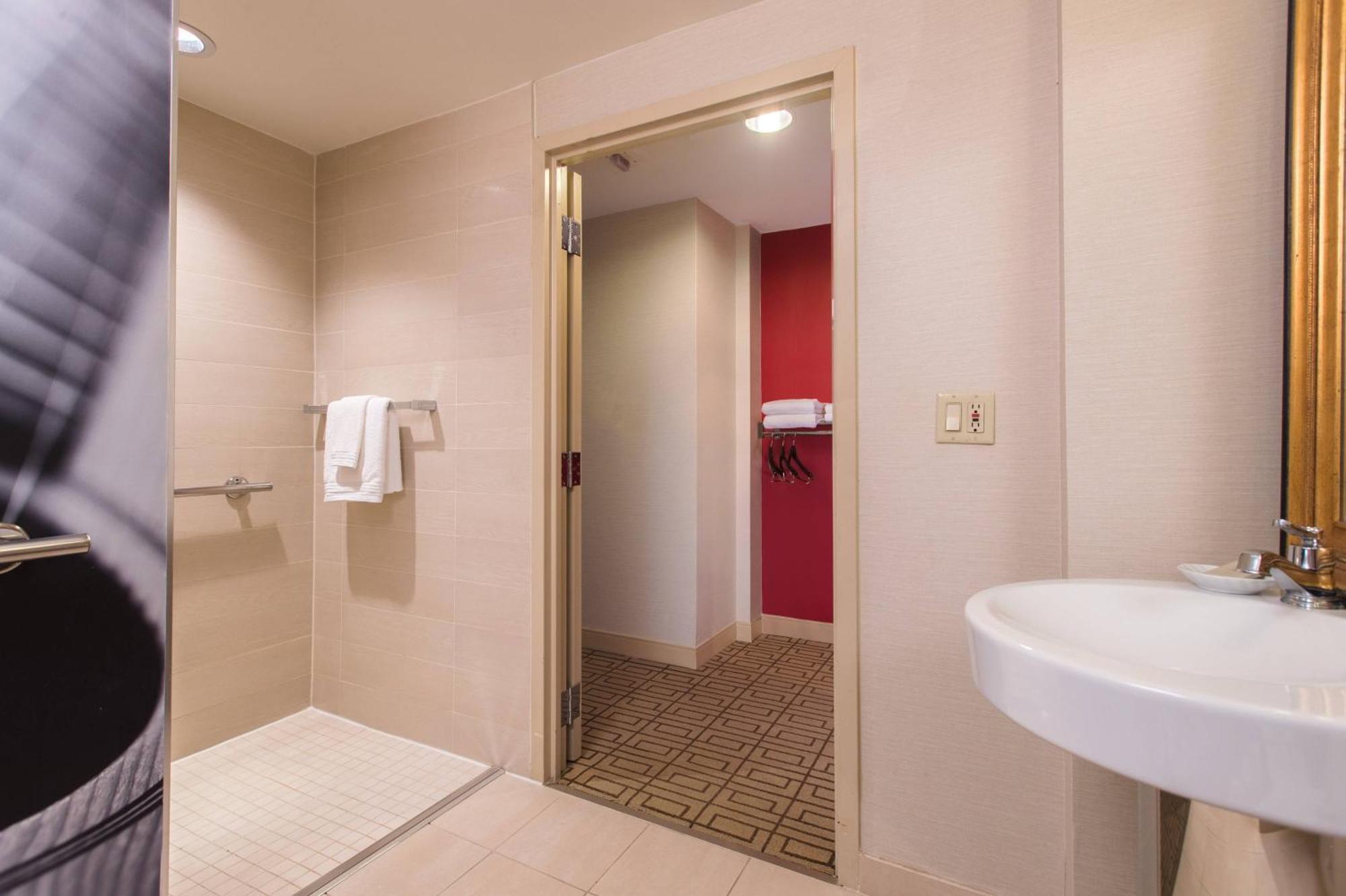 King Room with Adapted Tub and Atrium View - Mobility and Hearing Accessible