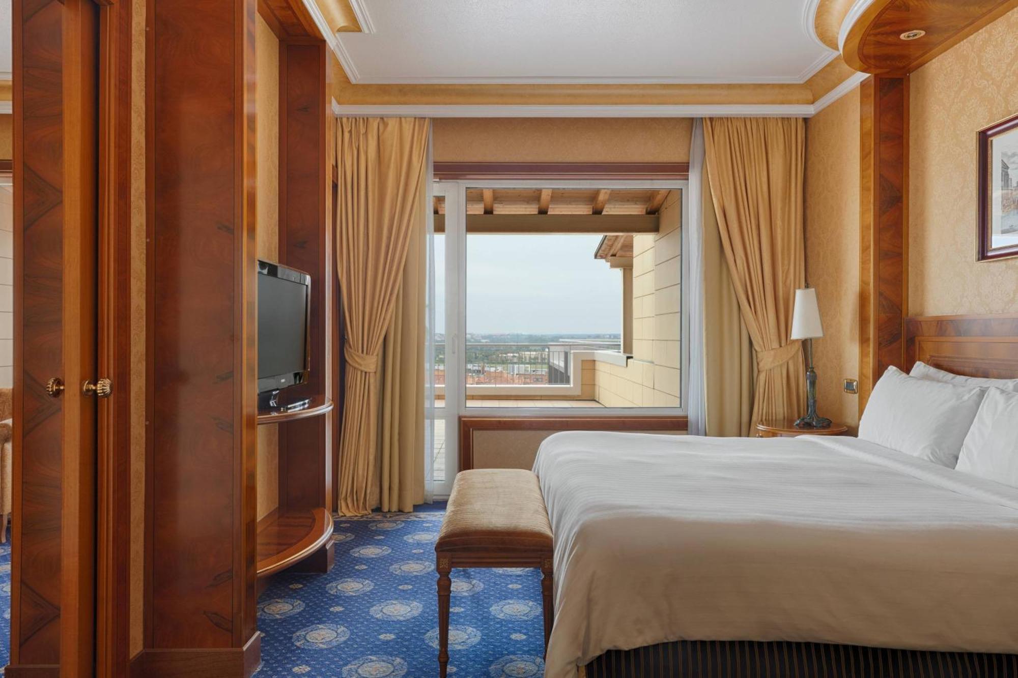 Executive Suite with Lounge Access,1632990227:JPEG