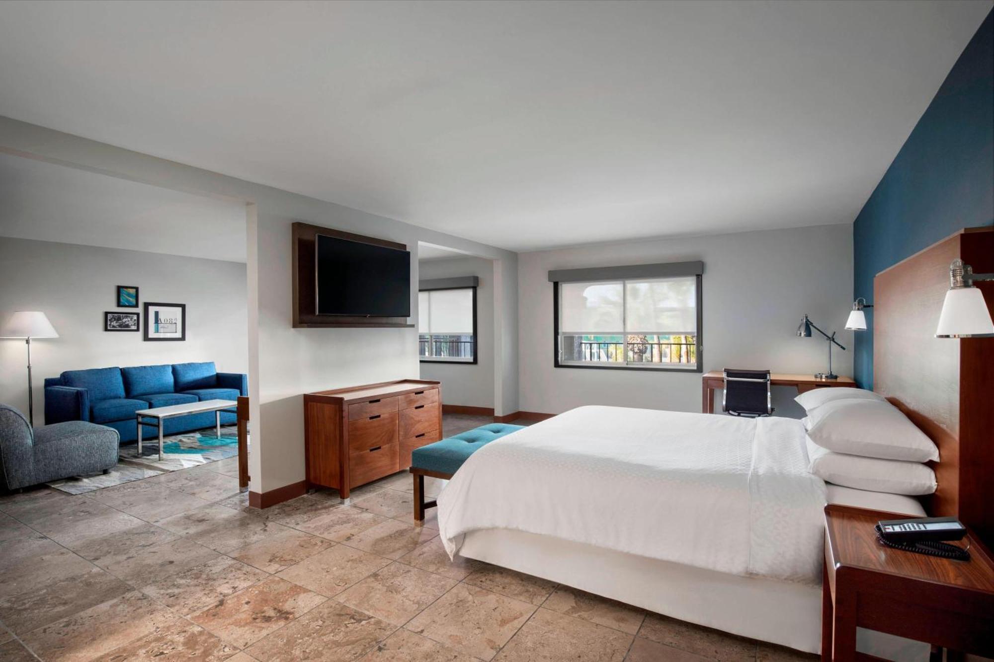 Suite, 1 King, Pool view