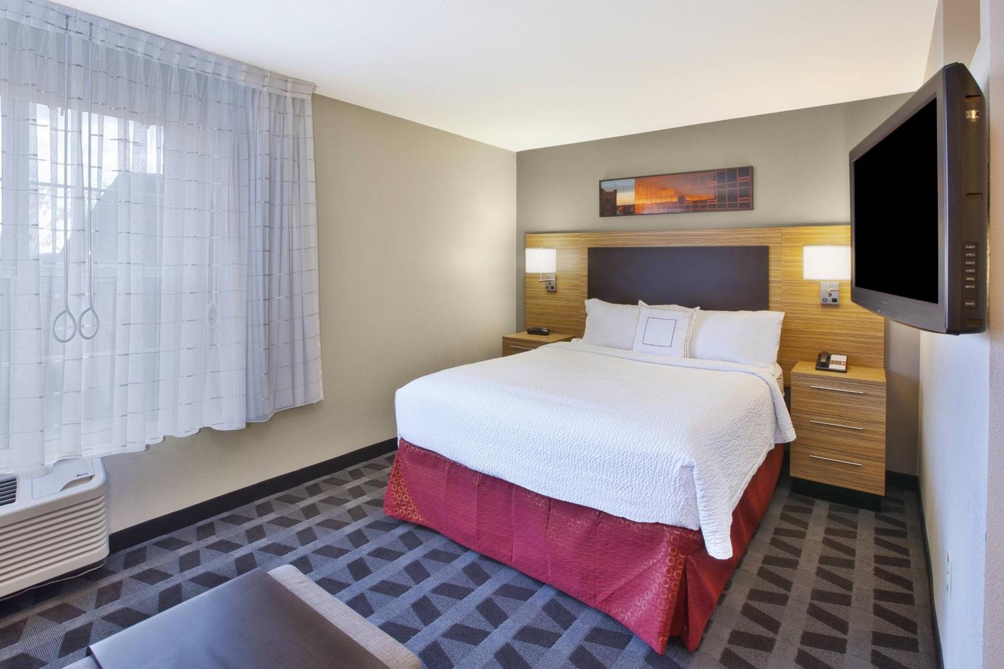 1 Queen Bed
