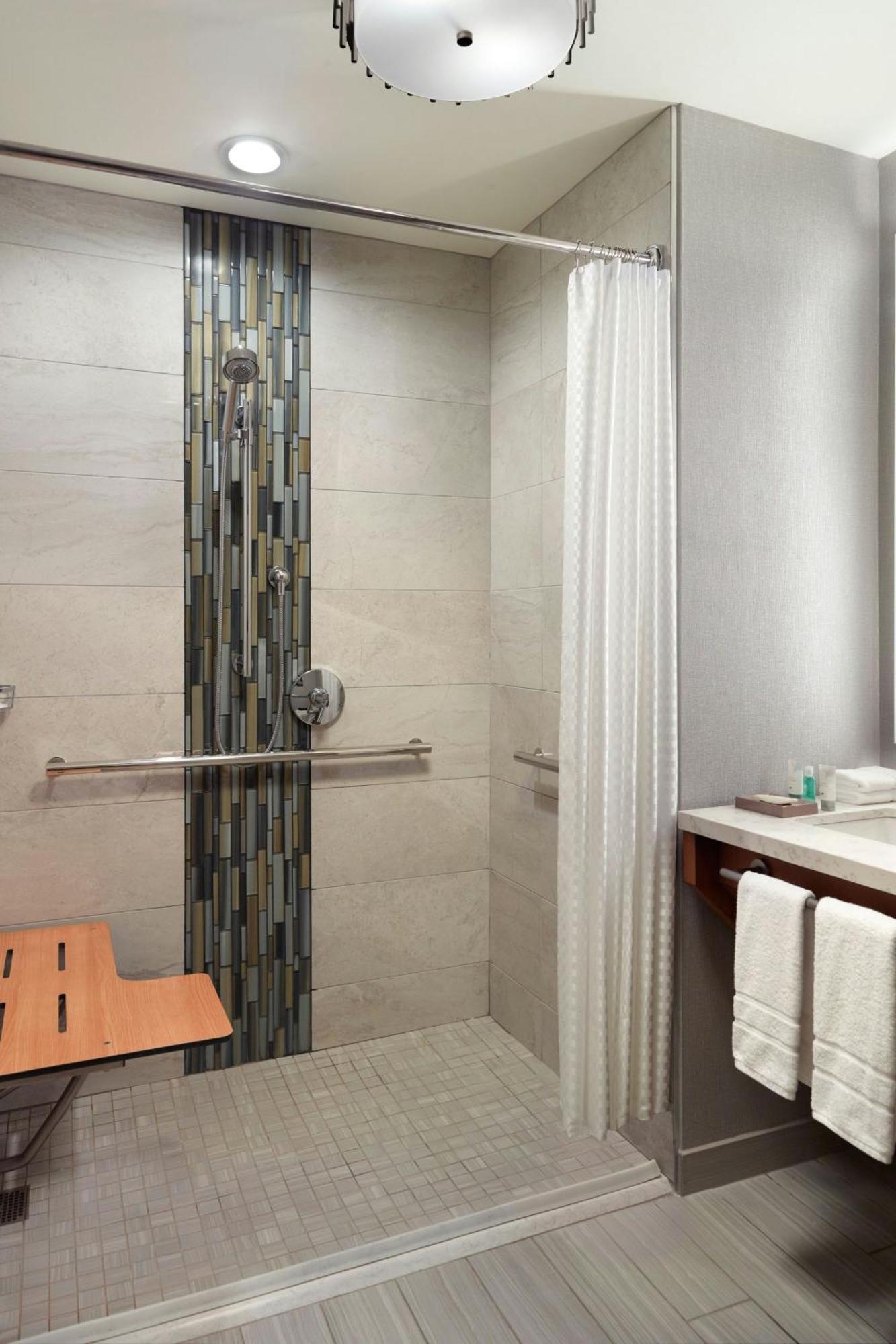 Guest room, 1 King, City view