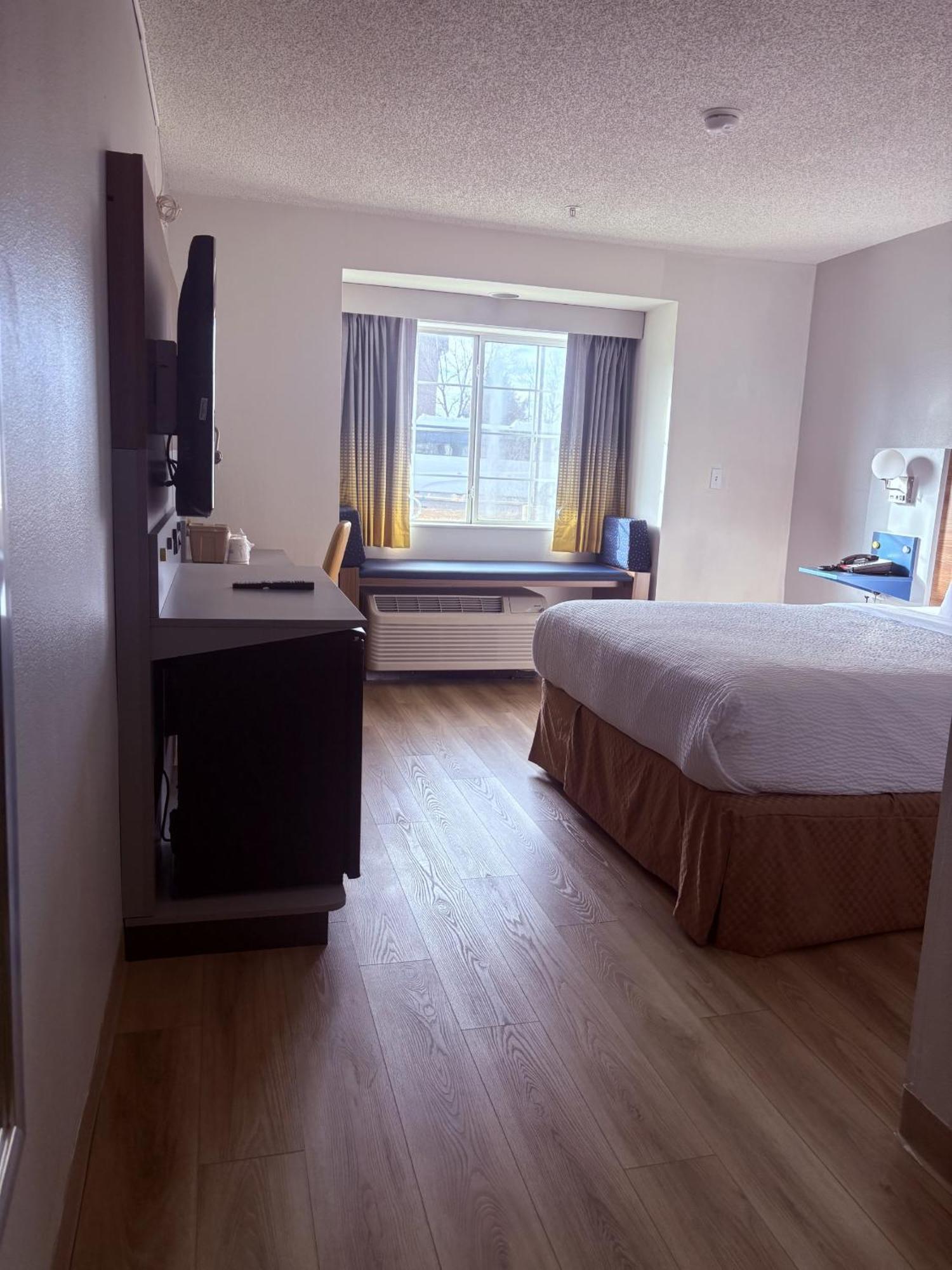 Queen Room - Mobility Access/Non-Smoking