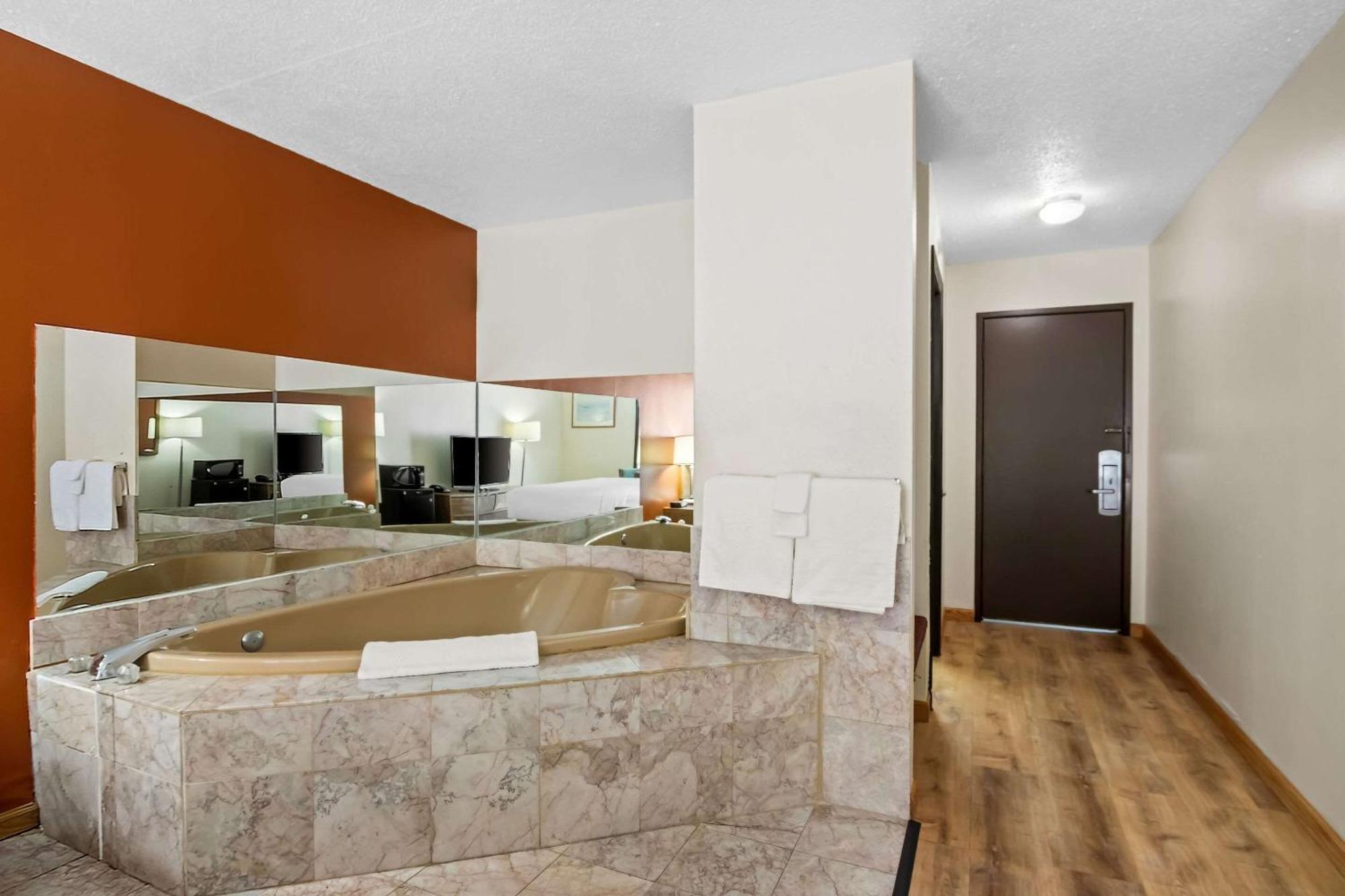 King Room with Whirlpool - Non Smoking/Interior Corridor