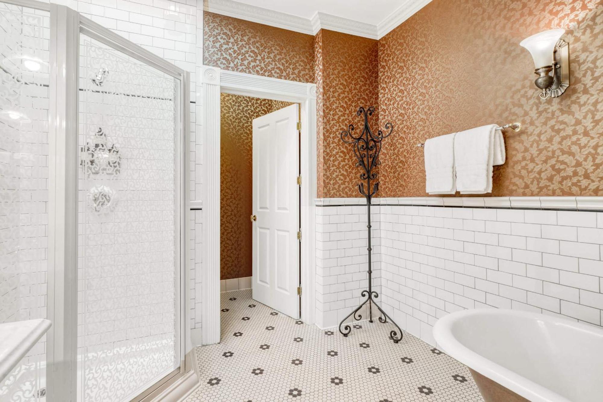 Queen Junior Suite