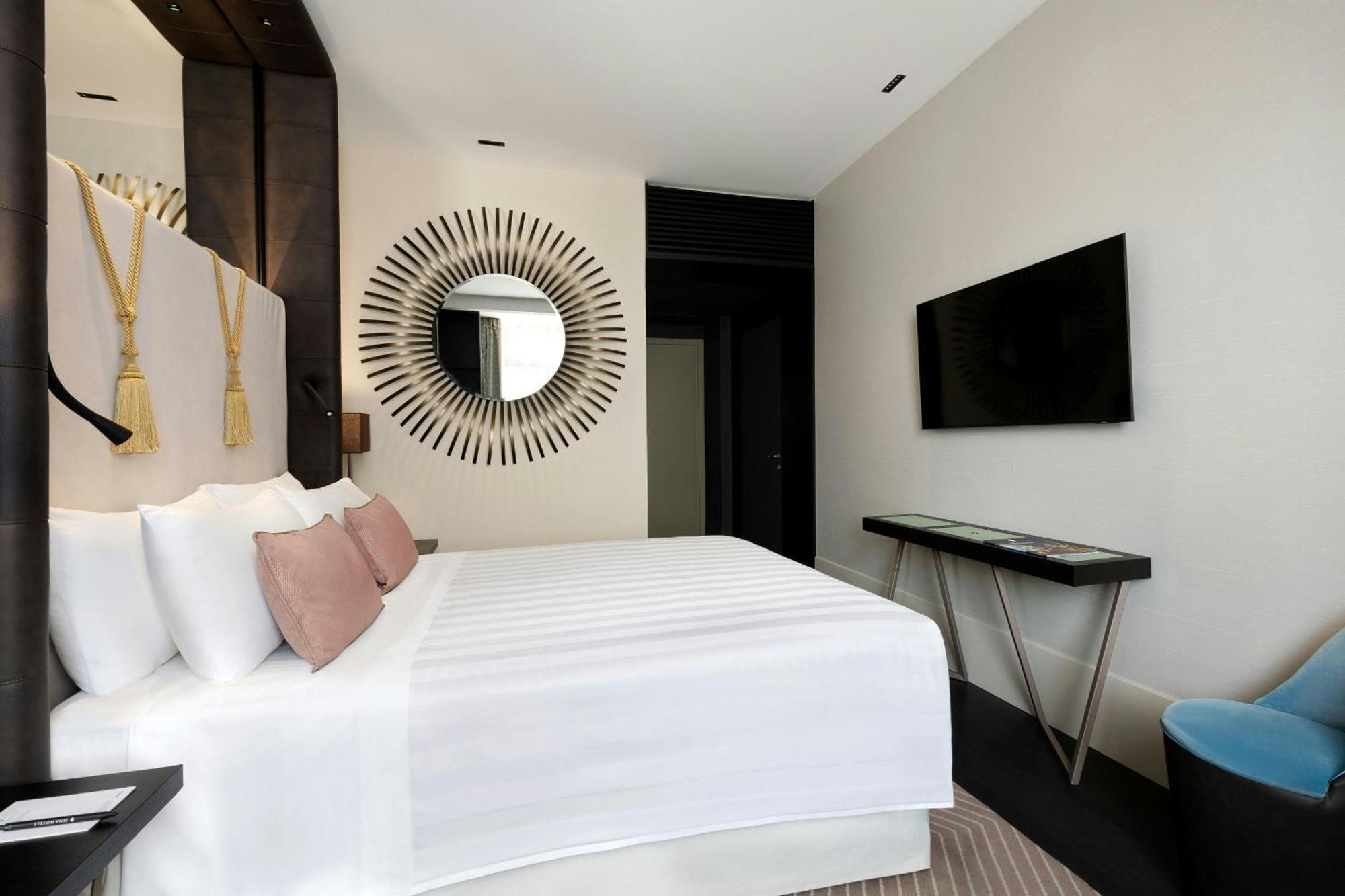 Camera Superior con Letto King Size e Vista sulla Città