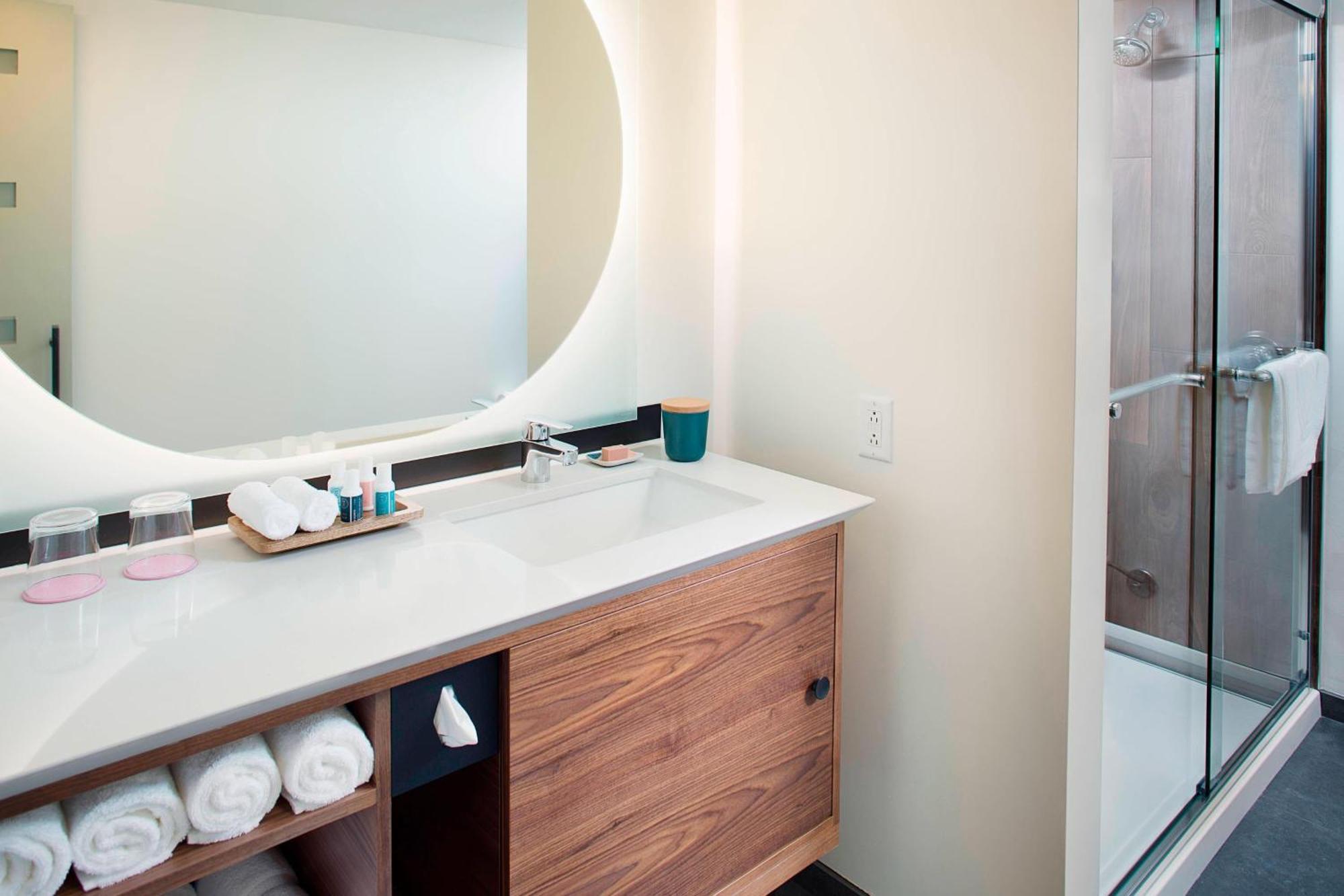 Junior Suite, 1 King Bed, Twin Day Bed, Double Balcony