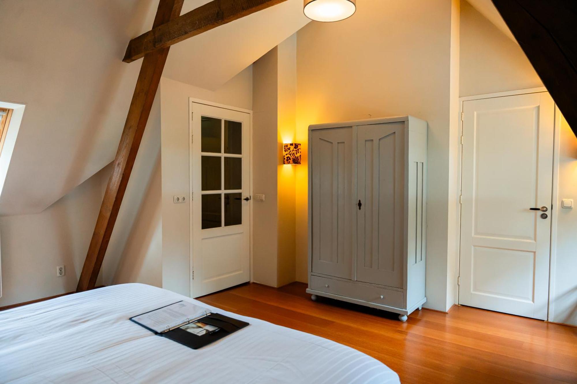Suite met een Kingsize Bed en een Bad