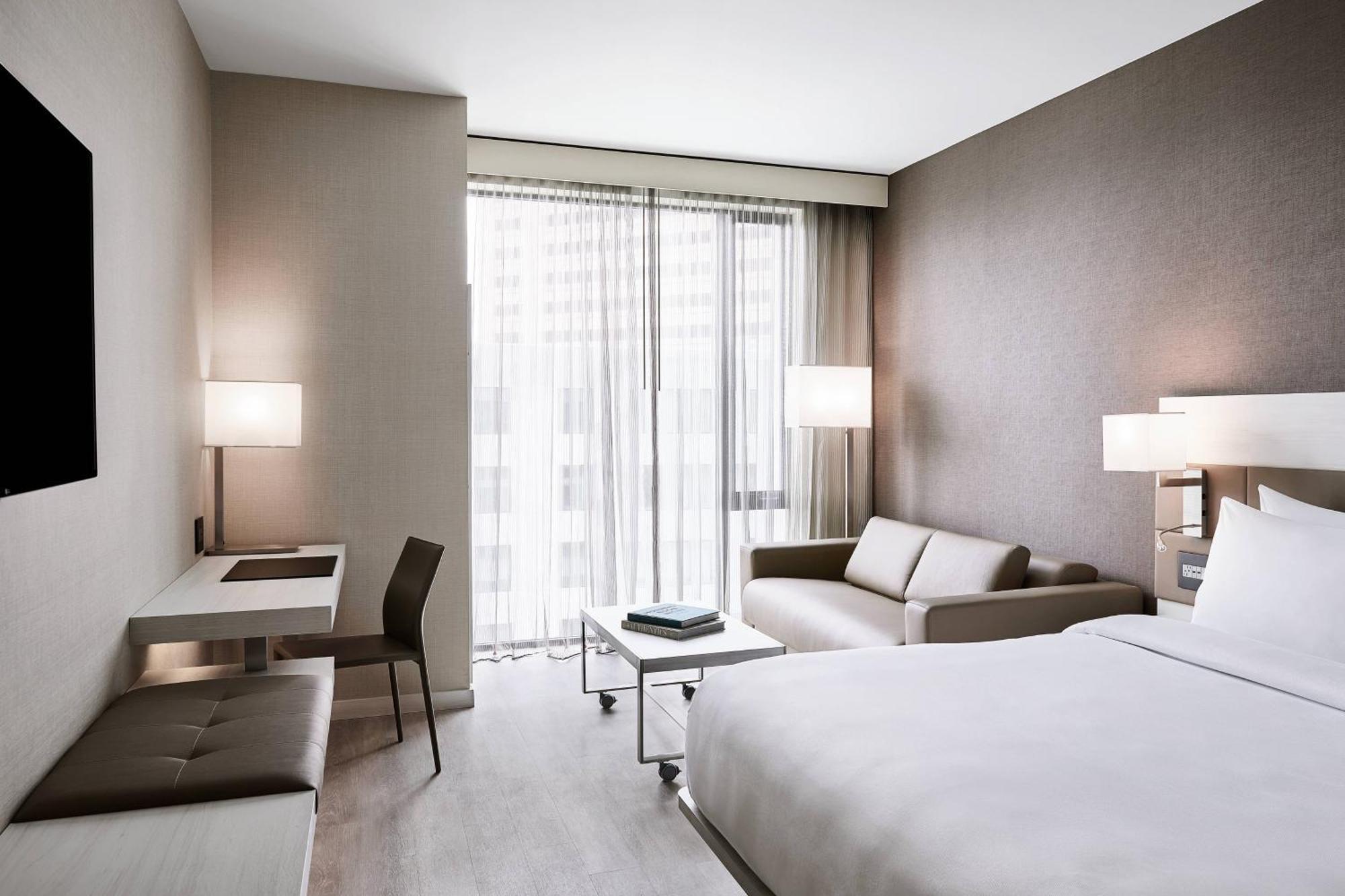 Quarto com Cama King-size e Sofá-cama