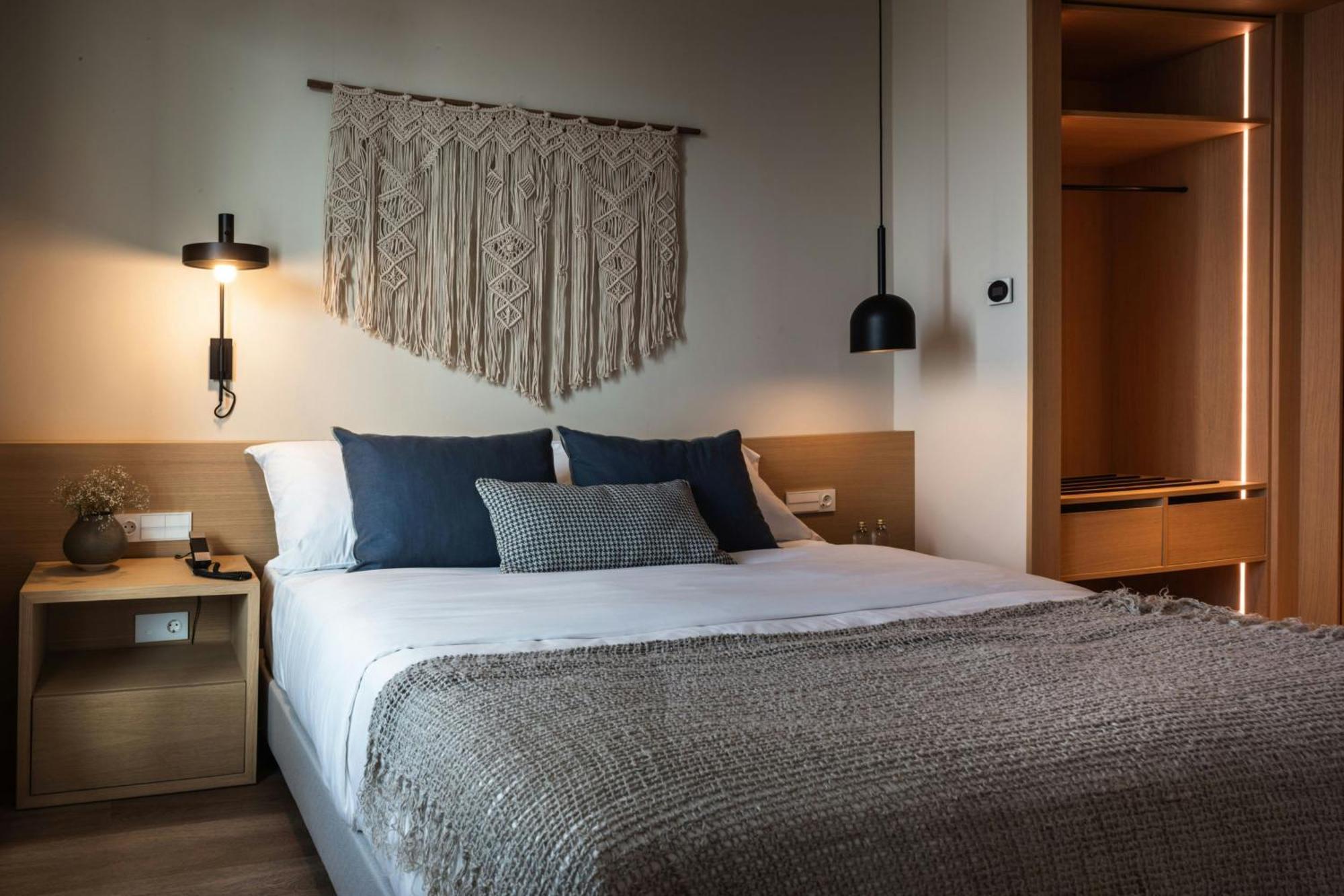 One-Bedroom Junior Queen Suite with Mountain View