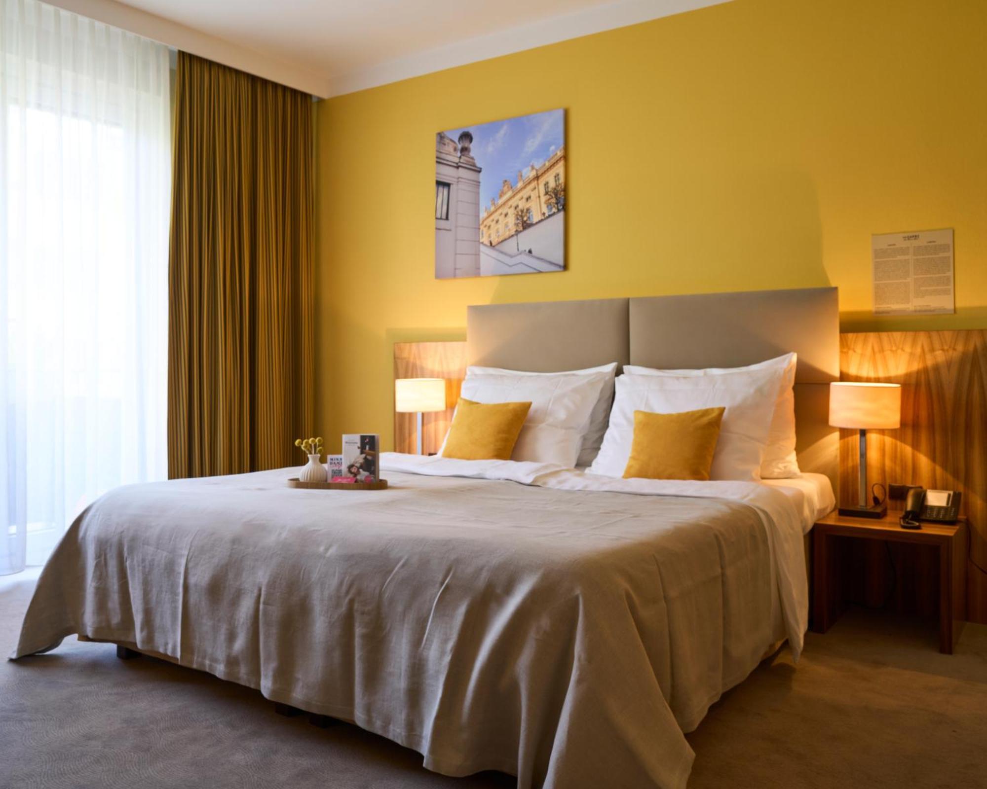 Deluxe Doppelzimmer mit Balkon und Blick auf den Innenhof