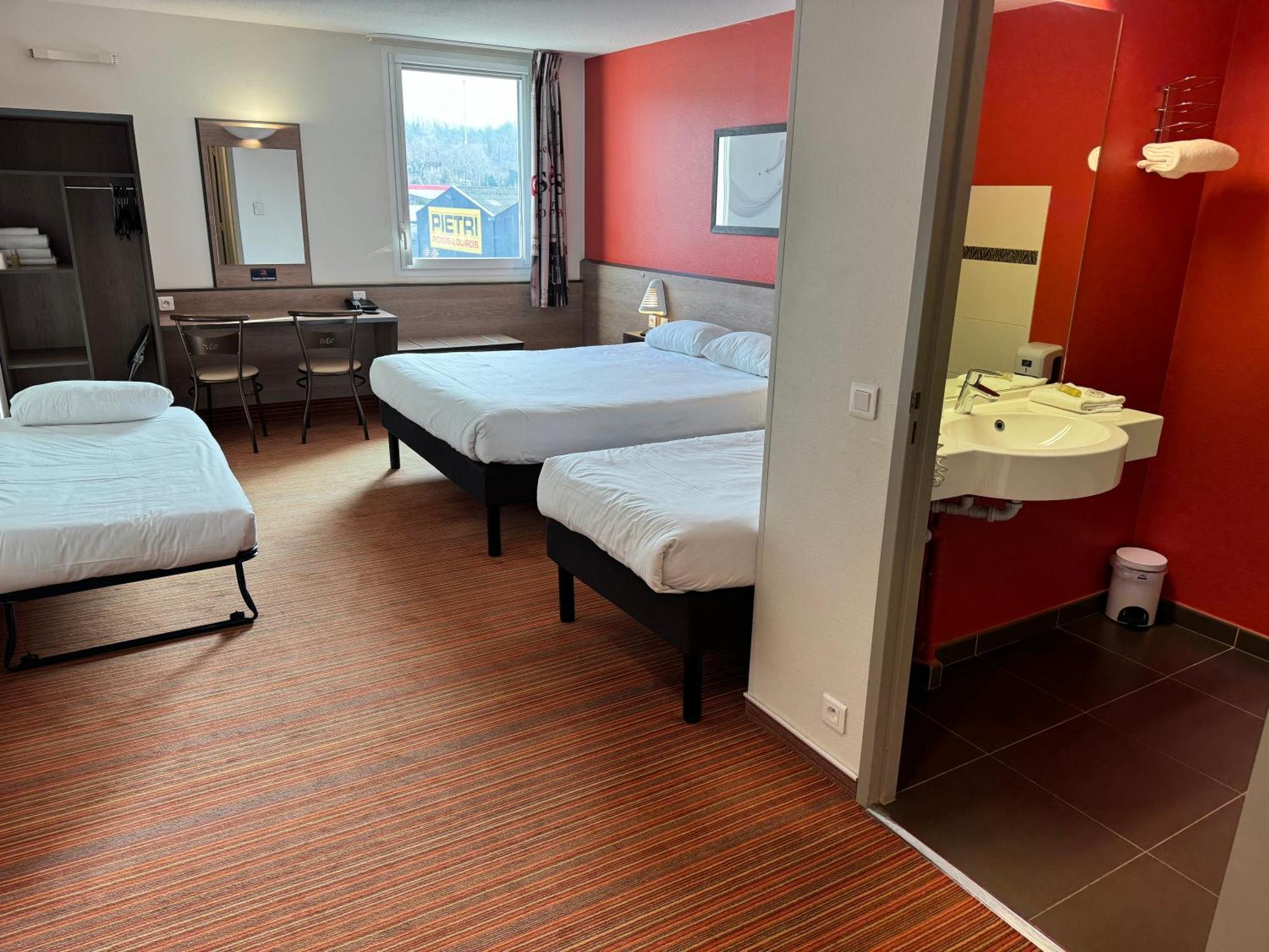 Chambre Familiale (3 Adultes + 1 Enfant)