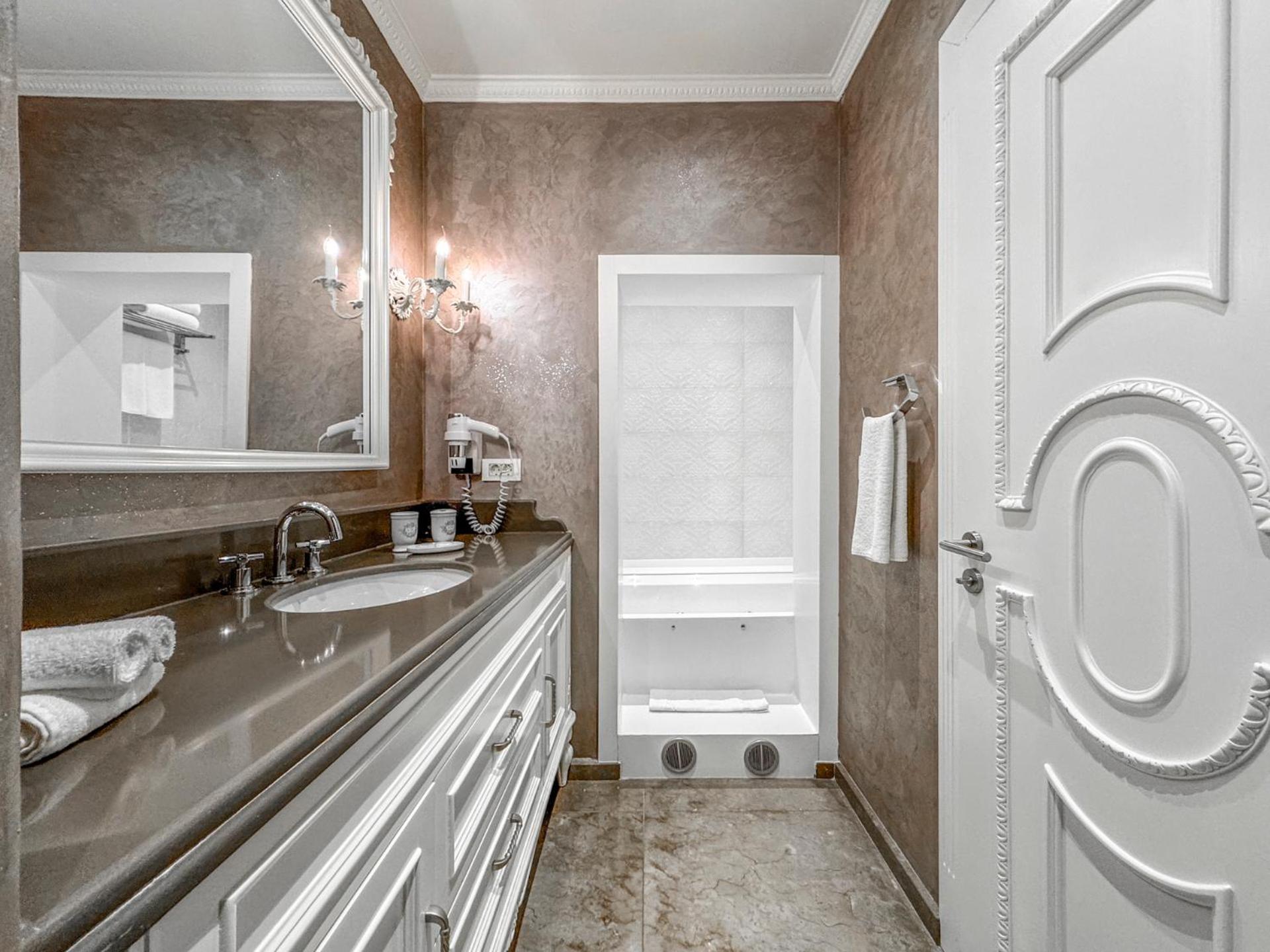 Suite Privée avec Baignoire Spa