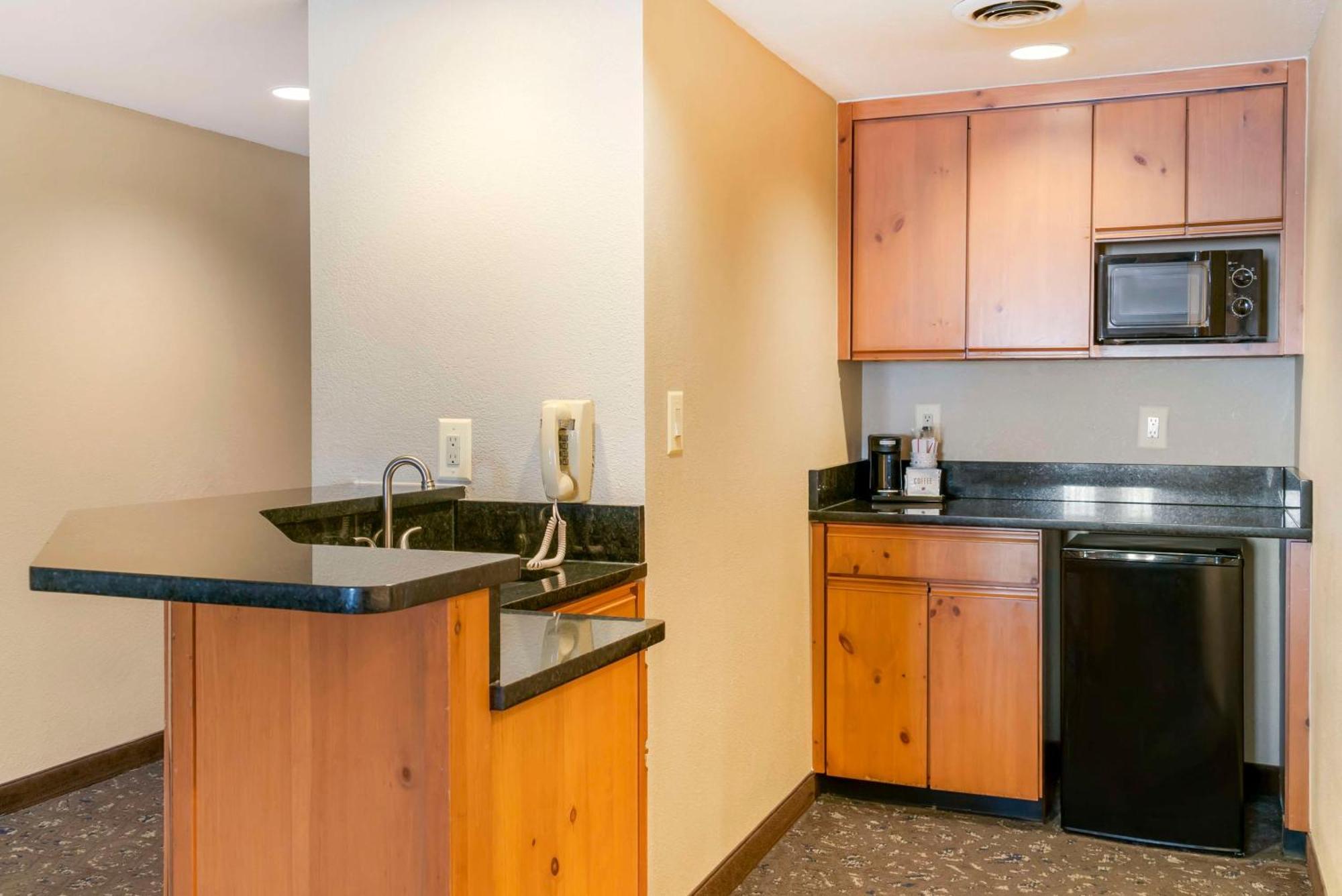 King Suite with Spa Bath - Non-Smoking