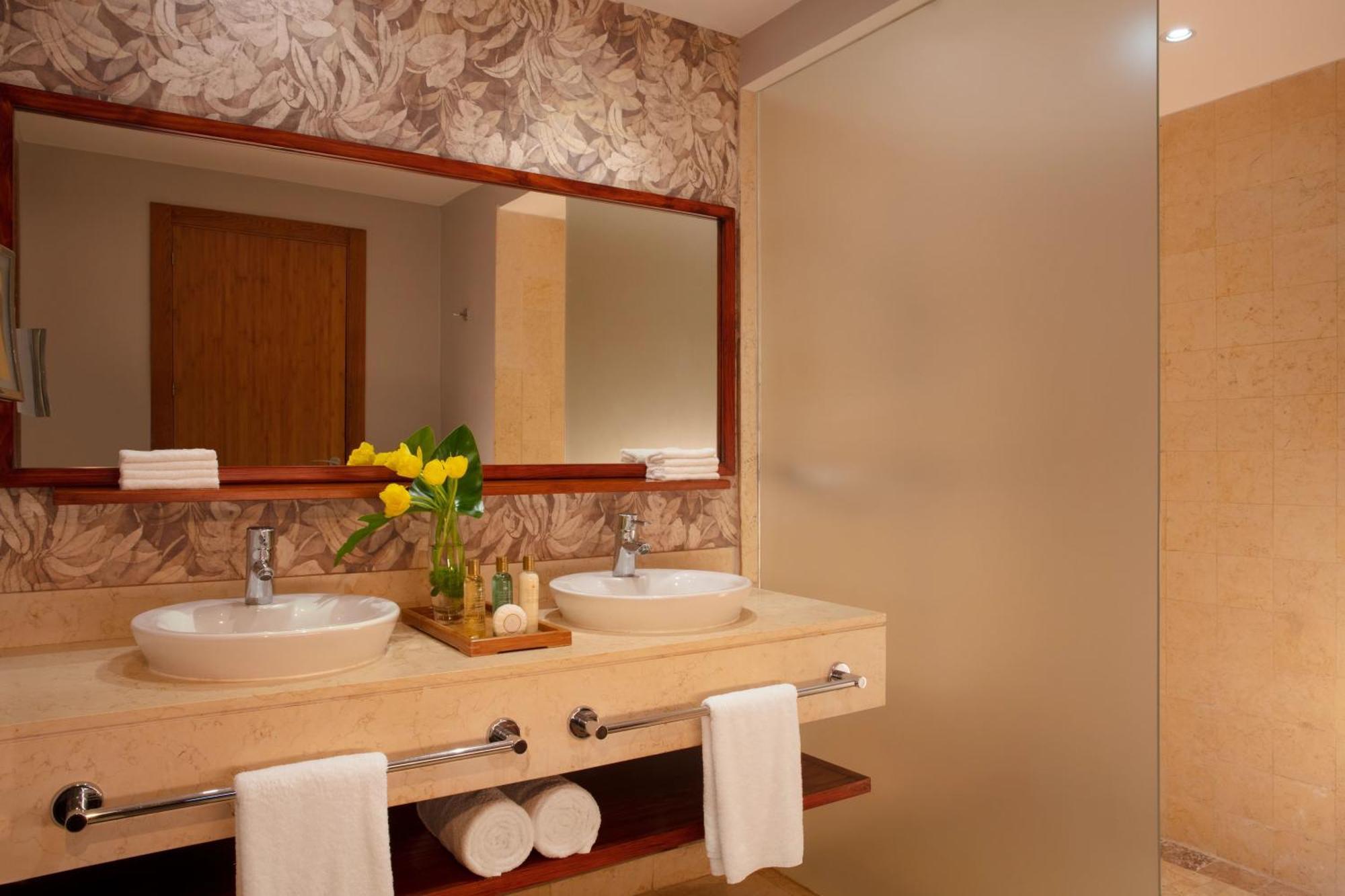 Chambre Lit King-Size de Luxe - Vue sur Piscine