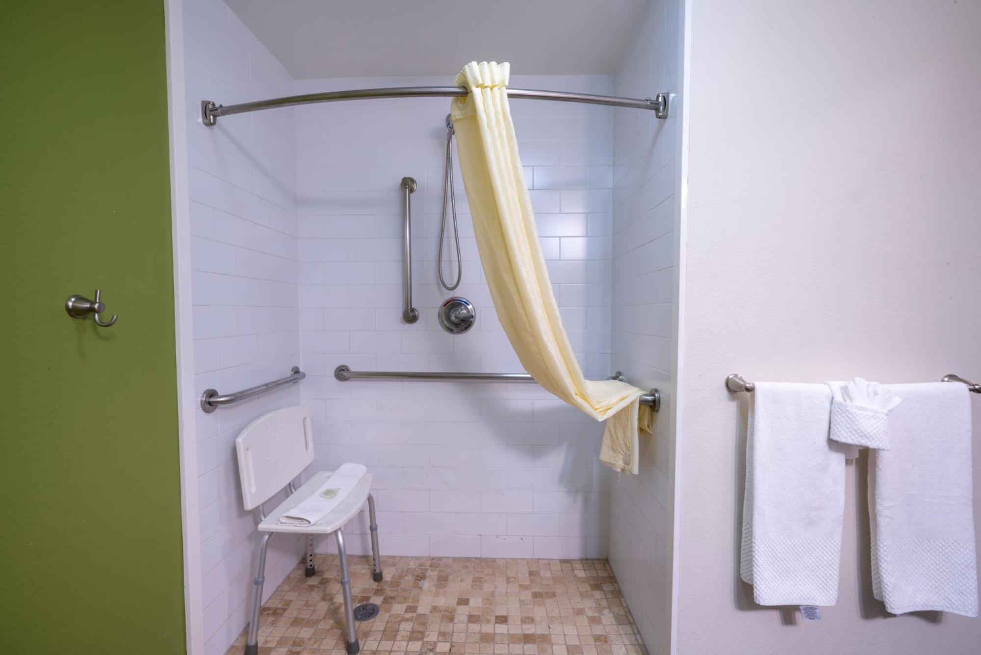 Quarto Duplo com 2 Camas de Casal - Acesso para Hóspedes com Mobilidade Reduzida / Não Fumantes